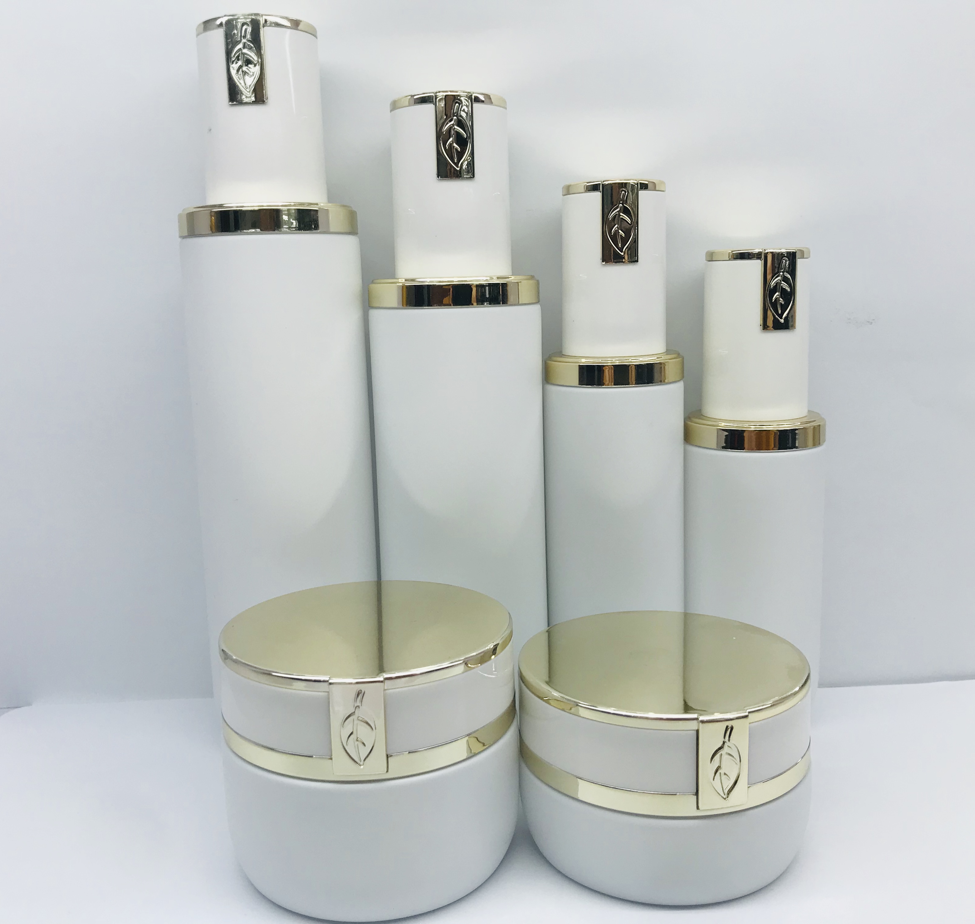 Factory customized glass cosmetice bottle and pump cover skin care package high quality cosmetice container