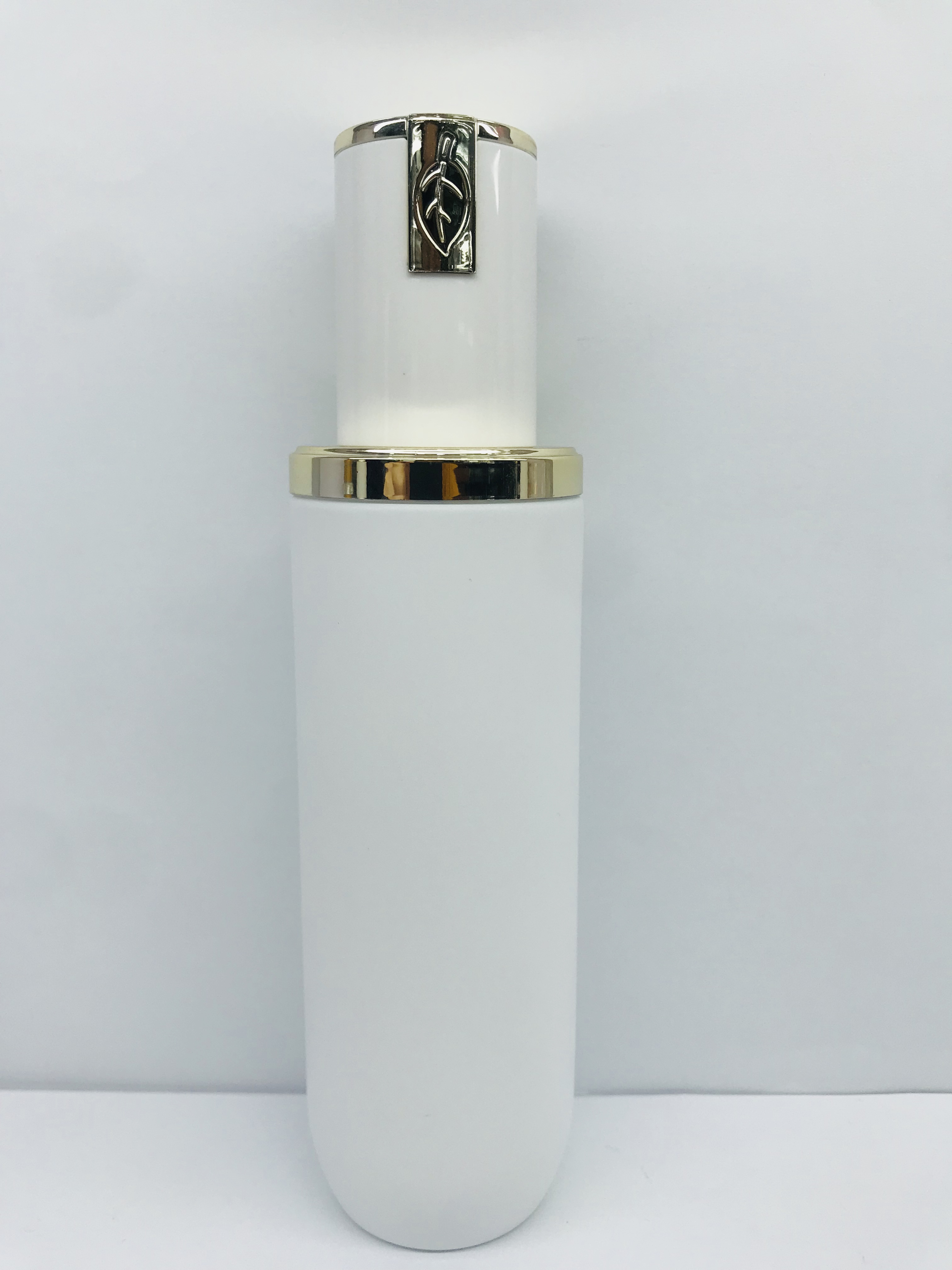 Factory customized glass cosmetice bottle and pump cover skin care package high quality cosmetice container