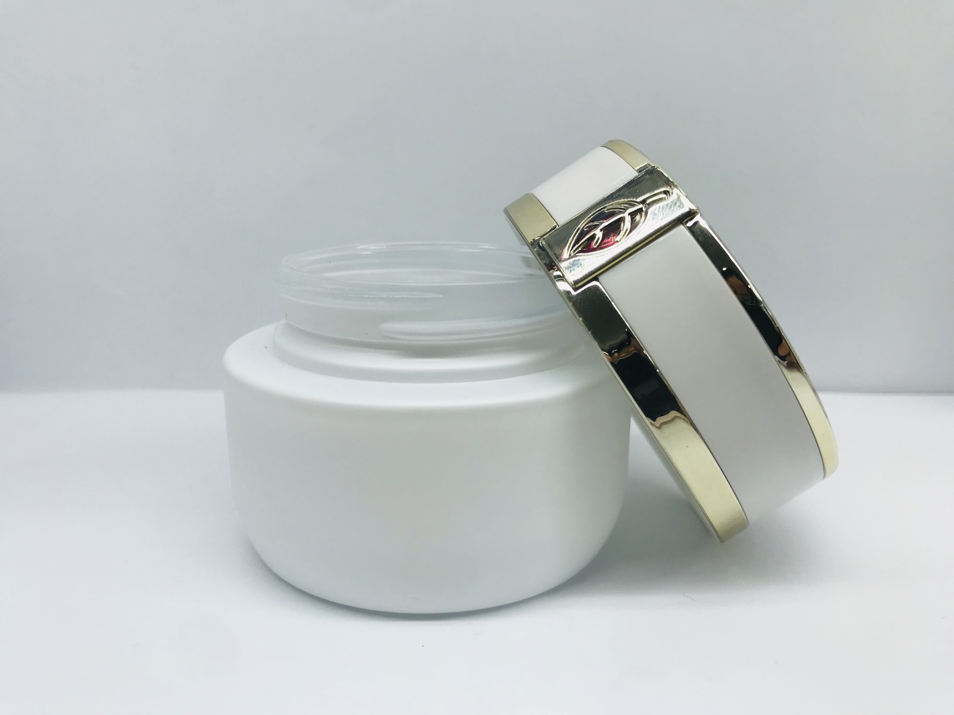 Factory customized glass cosmetice bottle and pump cover skin care package high quality cosmetice container