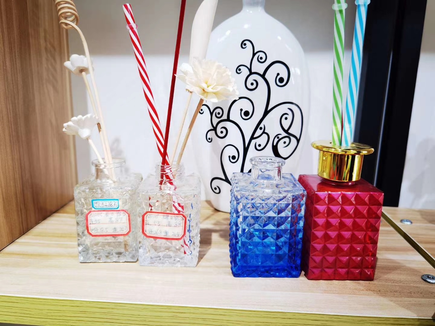 Factory sale 100ml 150ml Square Diamond Shape Aroma Reed Diffuser Glass Bottles with Lid
