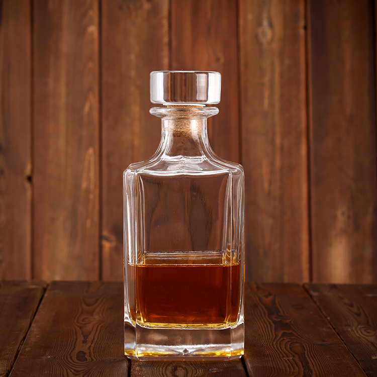 Factory wholesale 750 ml Glass Bottle with Cork For Brandy Vodka Whiskey Liquor