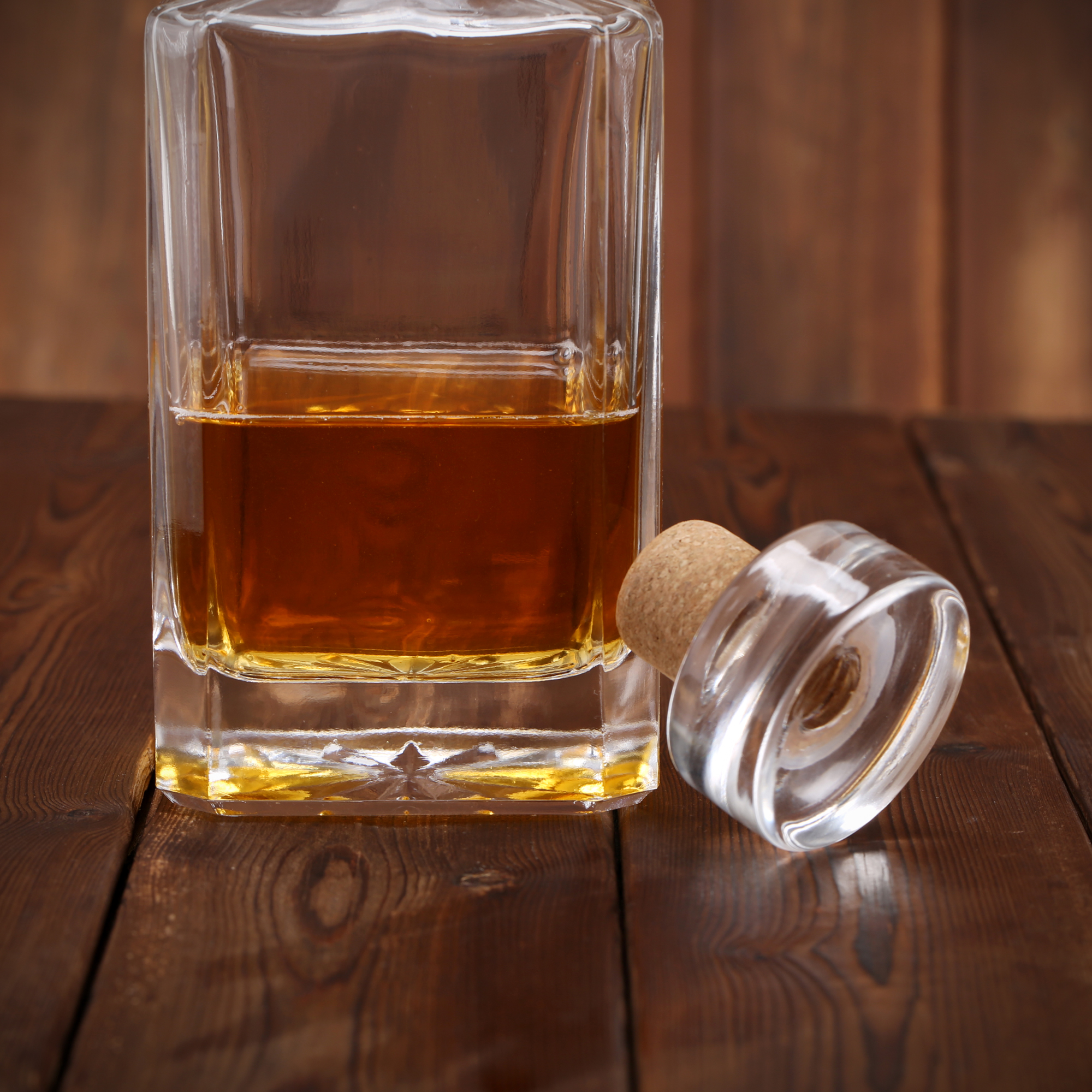 Factory wholesale 750 ml Glass Bottle with Cork For Brandy Vodka Whiskey Liquor