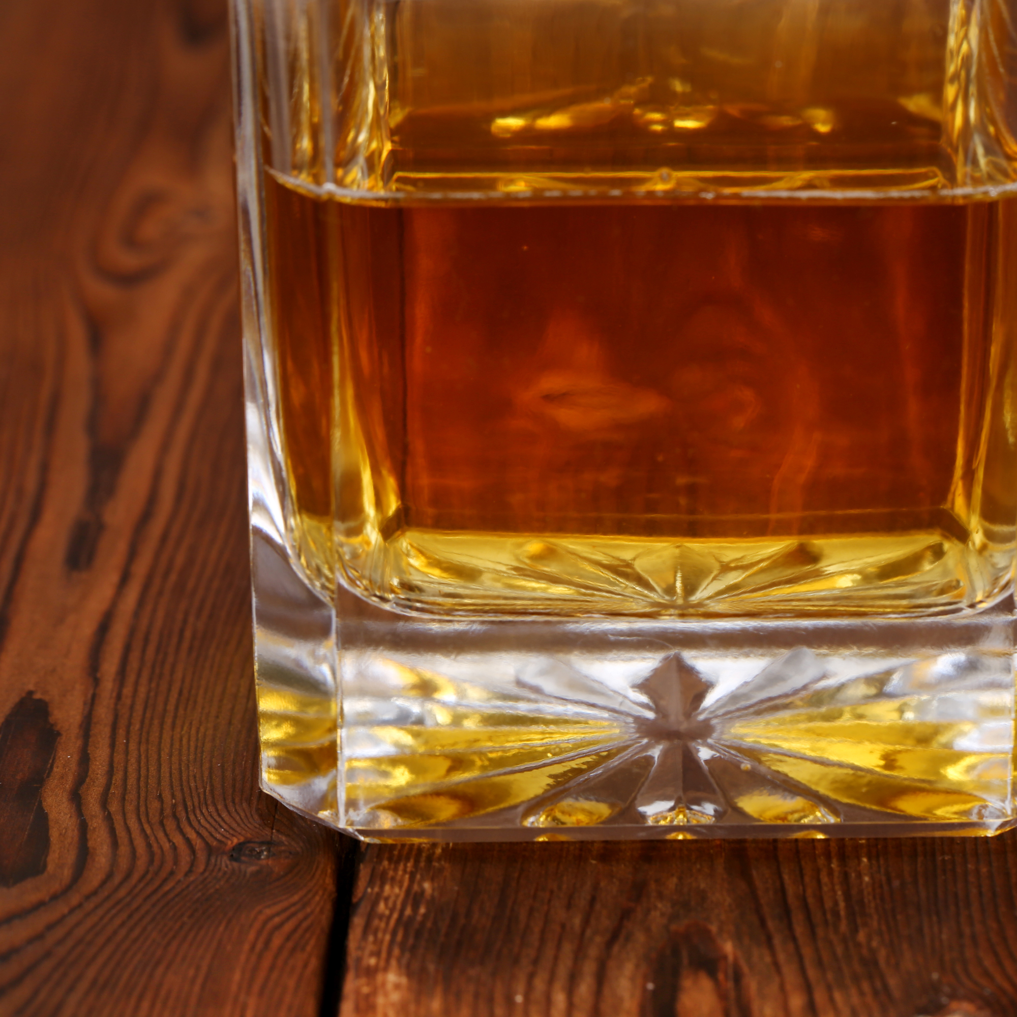 Factory wholesale 750 ml Glass Bottle with Cork For Brandy Vodka Whiskey Liquor