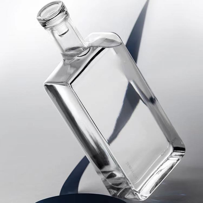 Flat hip flask vodka liquor bottle with nature wooden cap super flint glass whisky bottle 700 ml