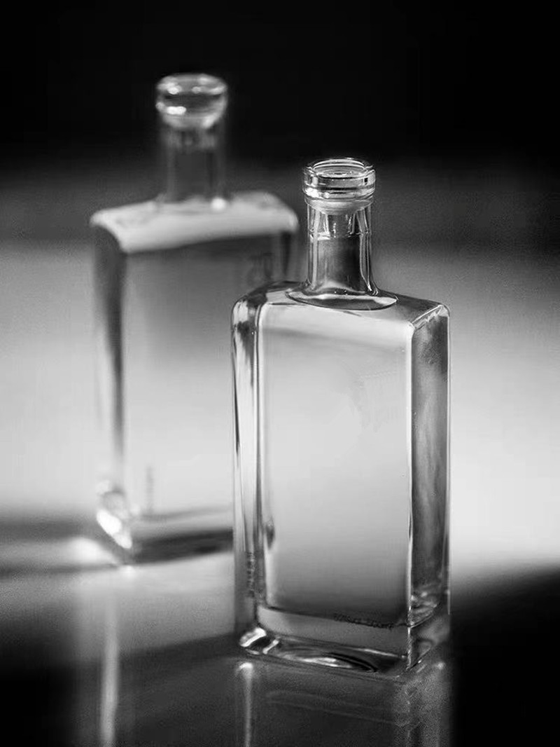 Flat hip flask vodka liquor bottle with nature wooden cap super flint glass whisky bottle 700 ml