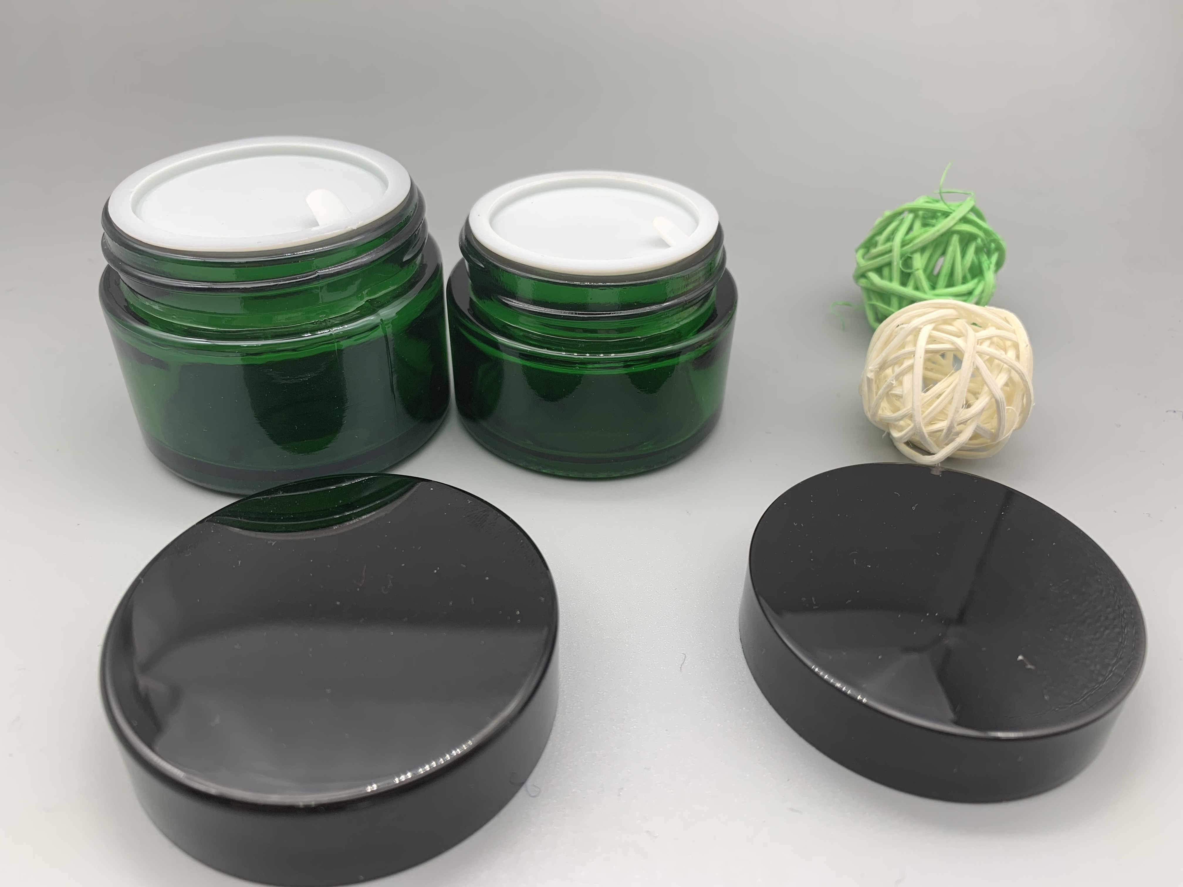 Free Sample 30g 50g Green Glass Jar Cosmetic Cream Jar Glass Jar with Shiny Black Screw Cap