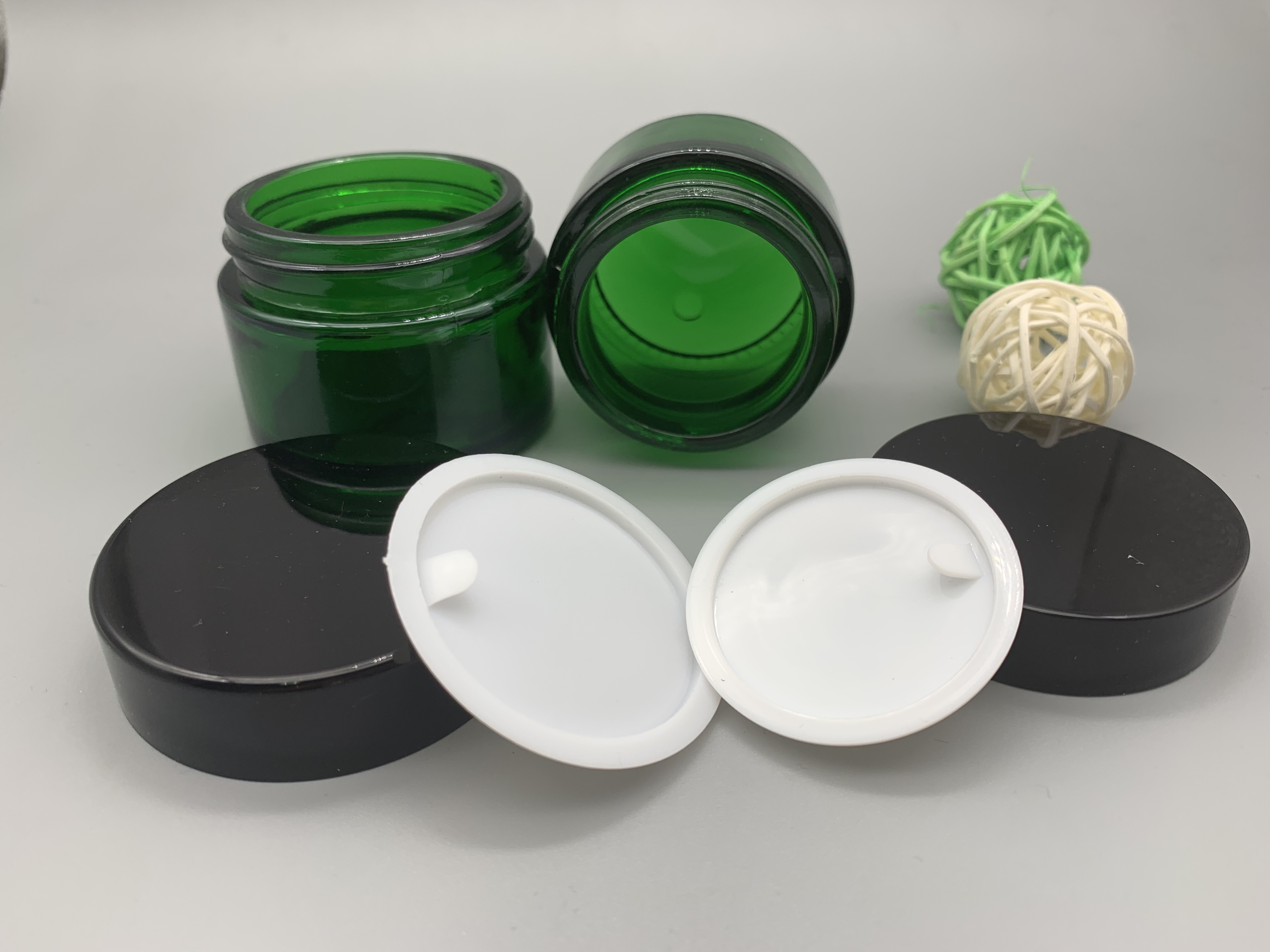 Free Sample 30g 50g Green Glass Jar Cosmetic Cream Jar Glass Jar with Shiny Black Screw Cap