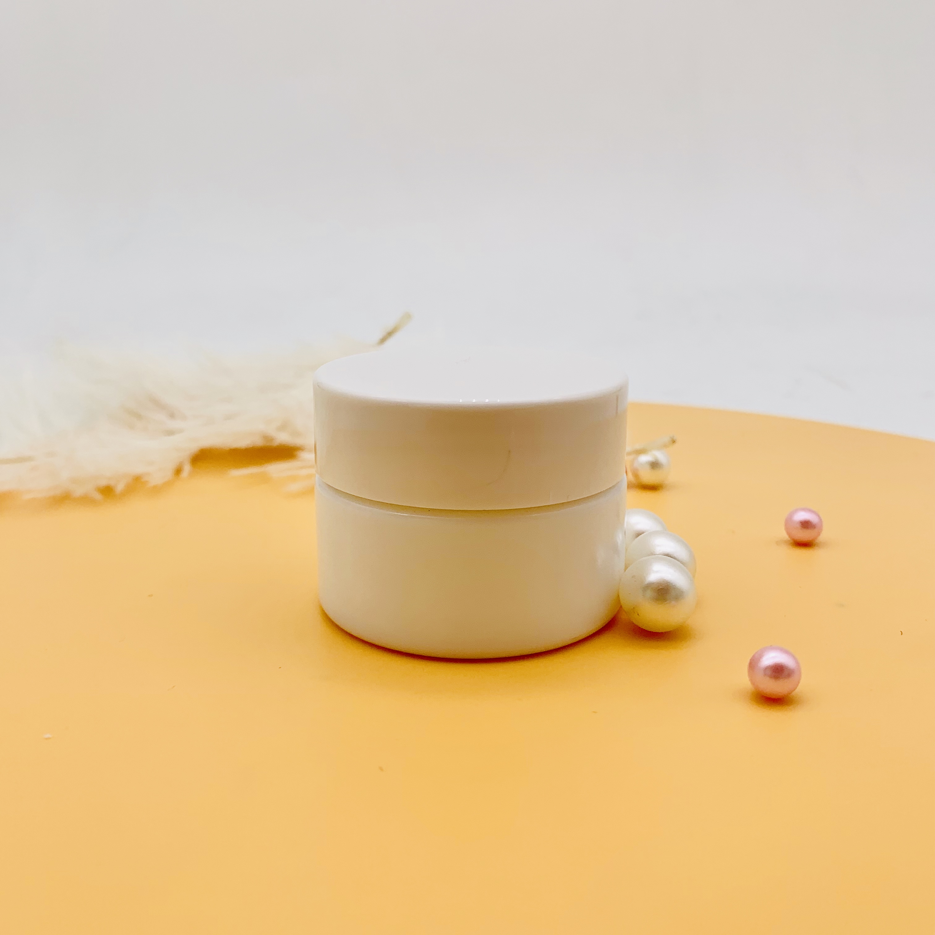 Free Sample Empty Luxury White Round Glass Cosmetics Cream Jar 15g 30g 50g 100g