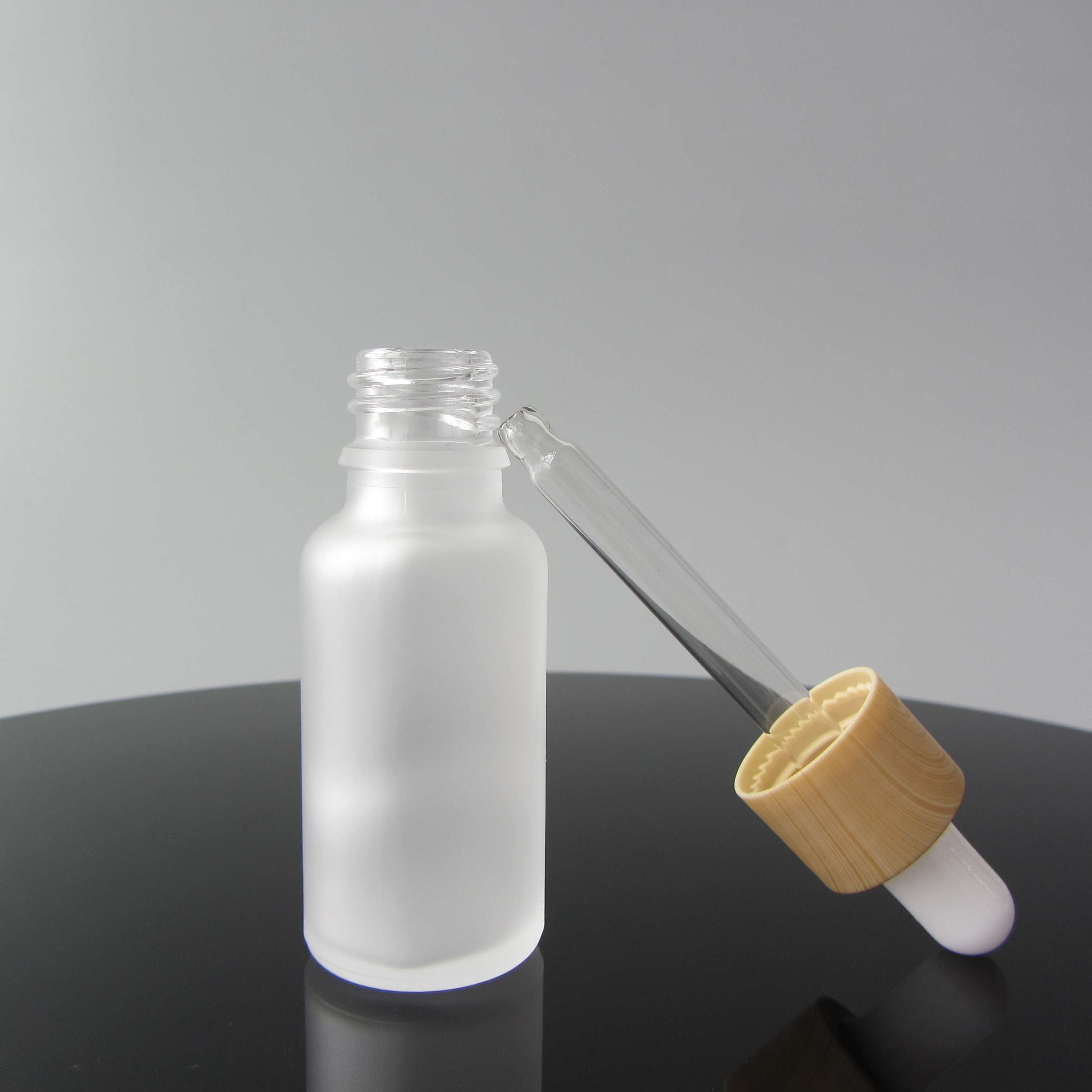 Free Sample Good Quality Frosted Essential Oil Bottle 20ml Round Glass Dropper Bottles with Bamboo Cap Design