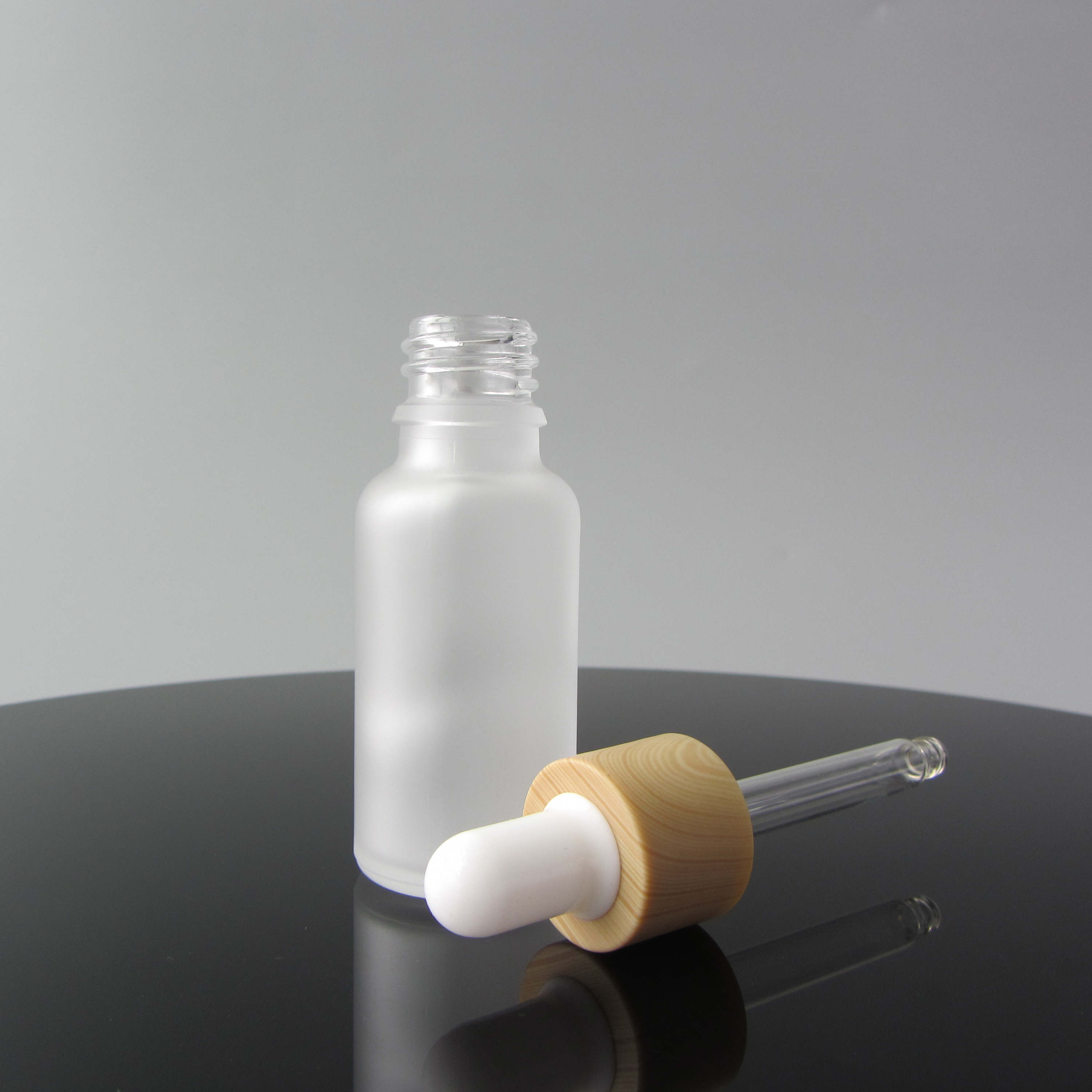 Free Sample Good Quality Frosted Essential Oil Bottle 20ml Round Glass Dropper Bottles with Bamboo Cap Design