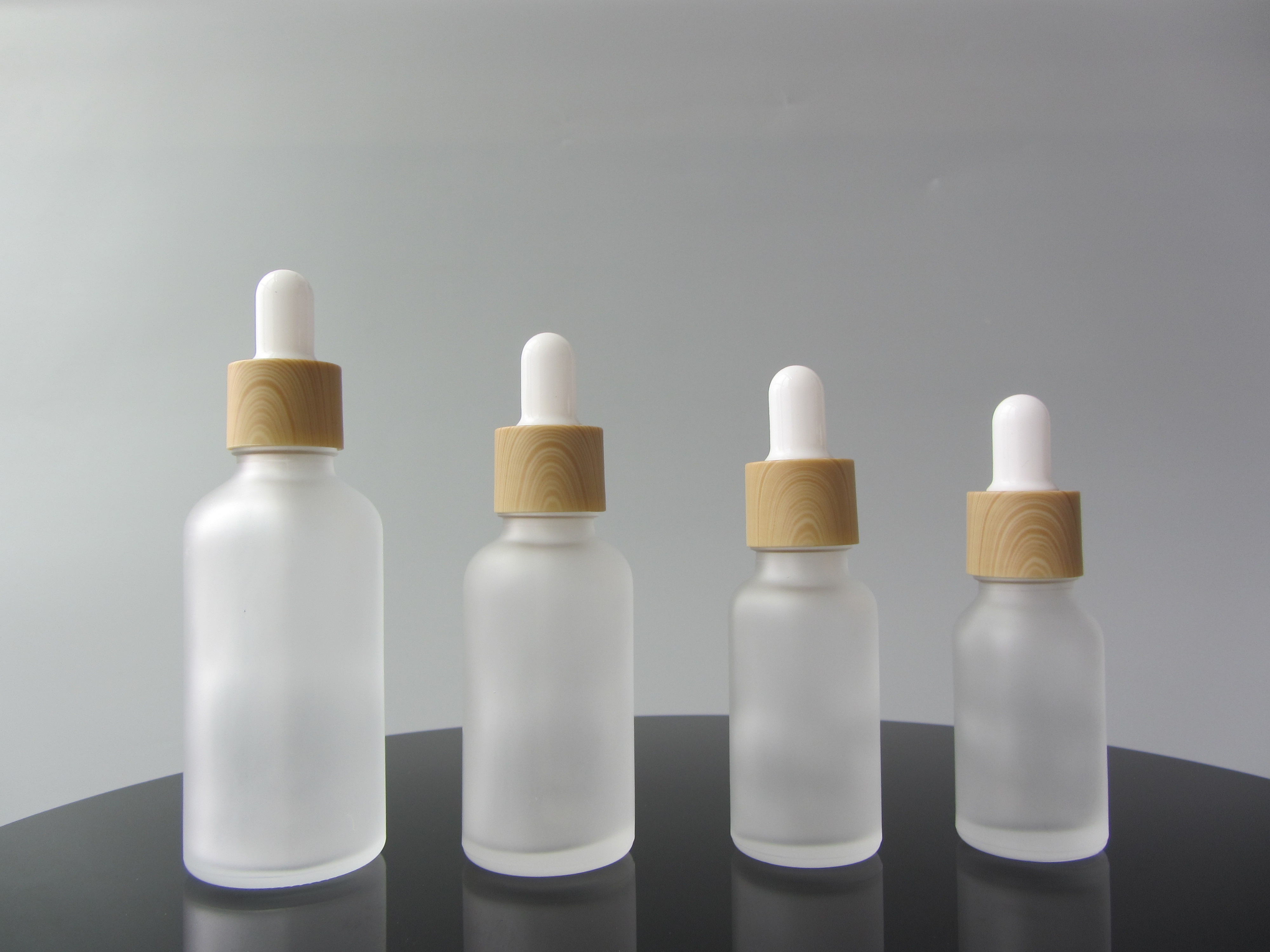 Free Sample Good Quality Frosted Essential Oil Bottle 20ml Round Glass Dropper Bottles with Bamboo Cap Design