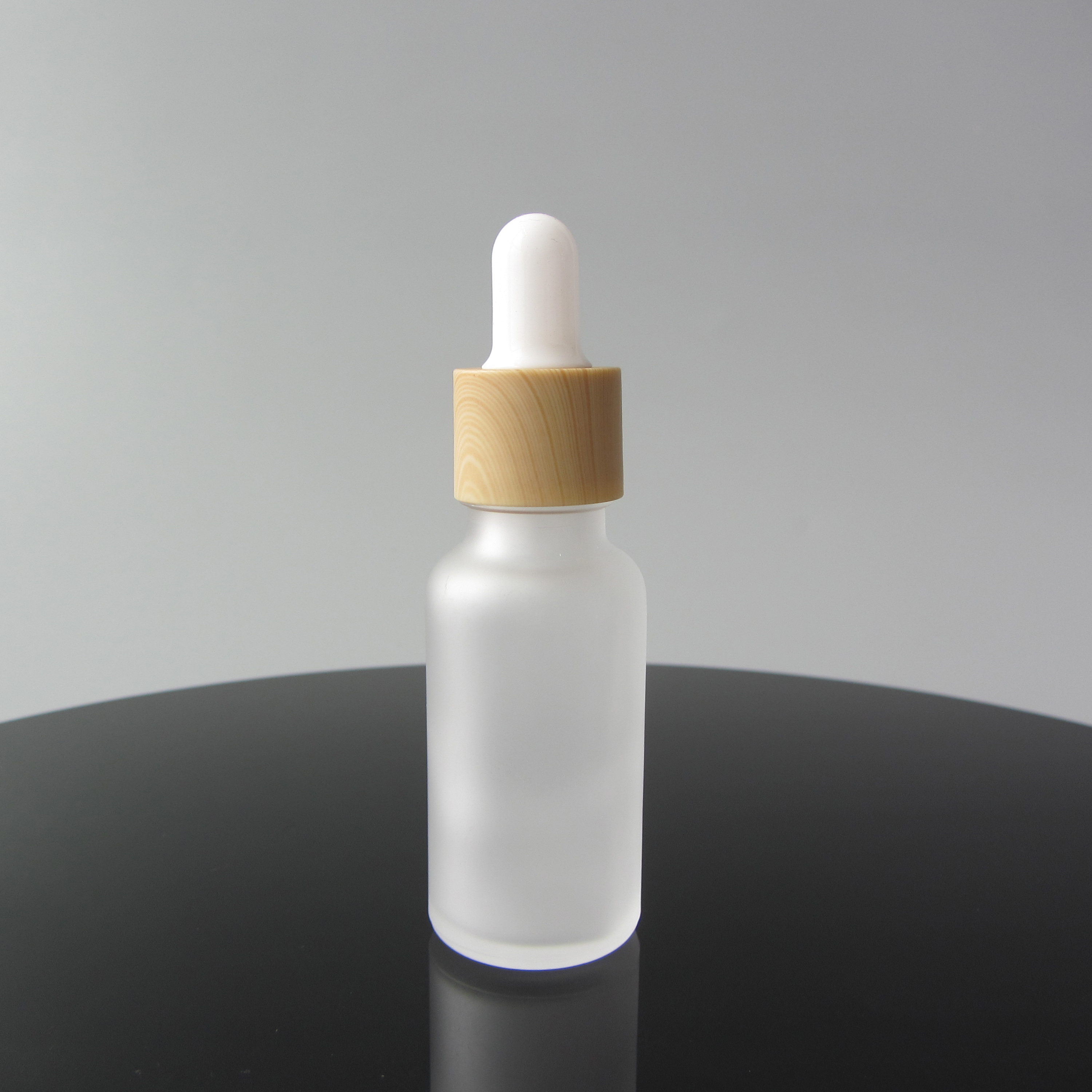 Free Sample Good Quality Frosted Essential Oil Bottle 20ml Round Glass Dropper Bottles with Bamboo Cap Design
