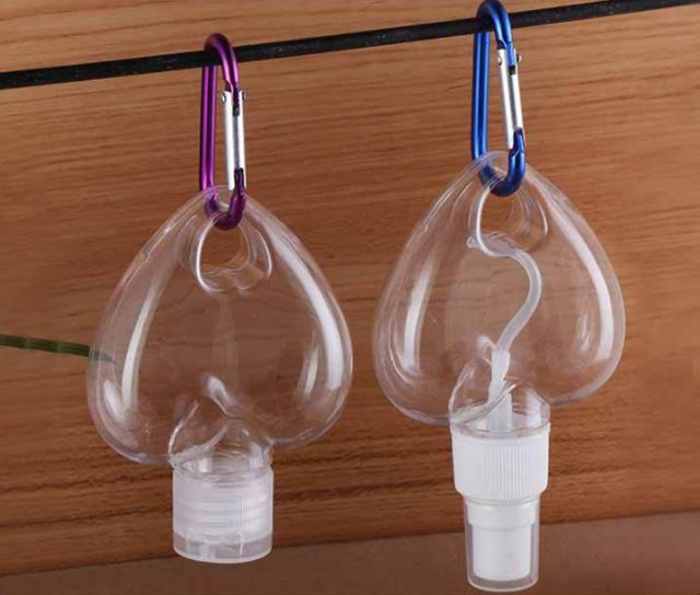 Heart Shape Hot Selling Empty 30ml 50ml 60ml 100ml Hand Sanitizer Bottle with Keychain Carabiner
