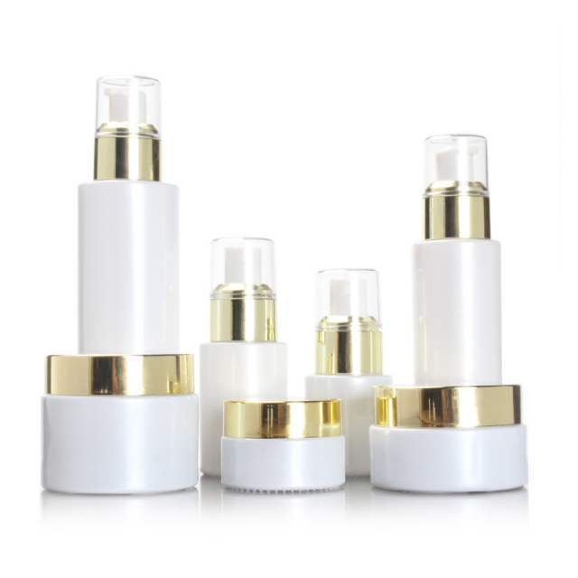 Hengjian 20ml 30ml 60ml 100ml White Cosmetic Glass Toner And Perfume Bottle With Spray Pump And Gold Cap