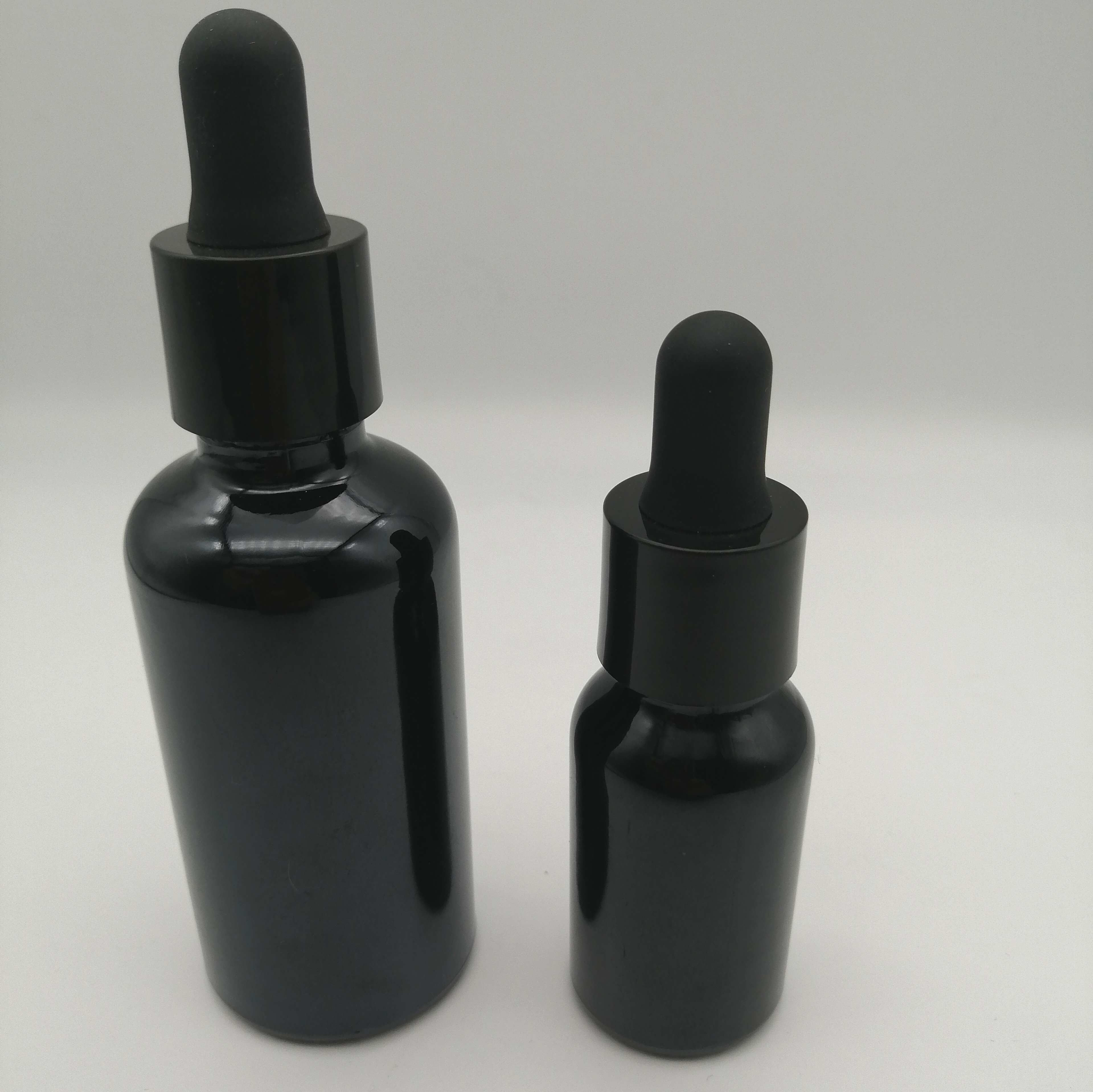 High Quality 10ml, 15ml, 20ml, 30ml, 50ml, 100ml Glossy Black Essential Oil Glass Bottle With Black Smooth Glass Dropper