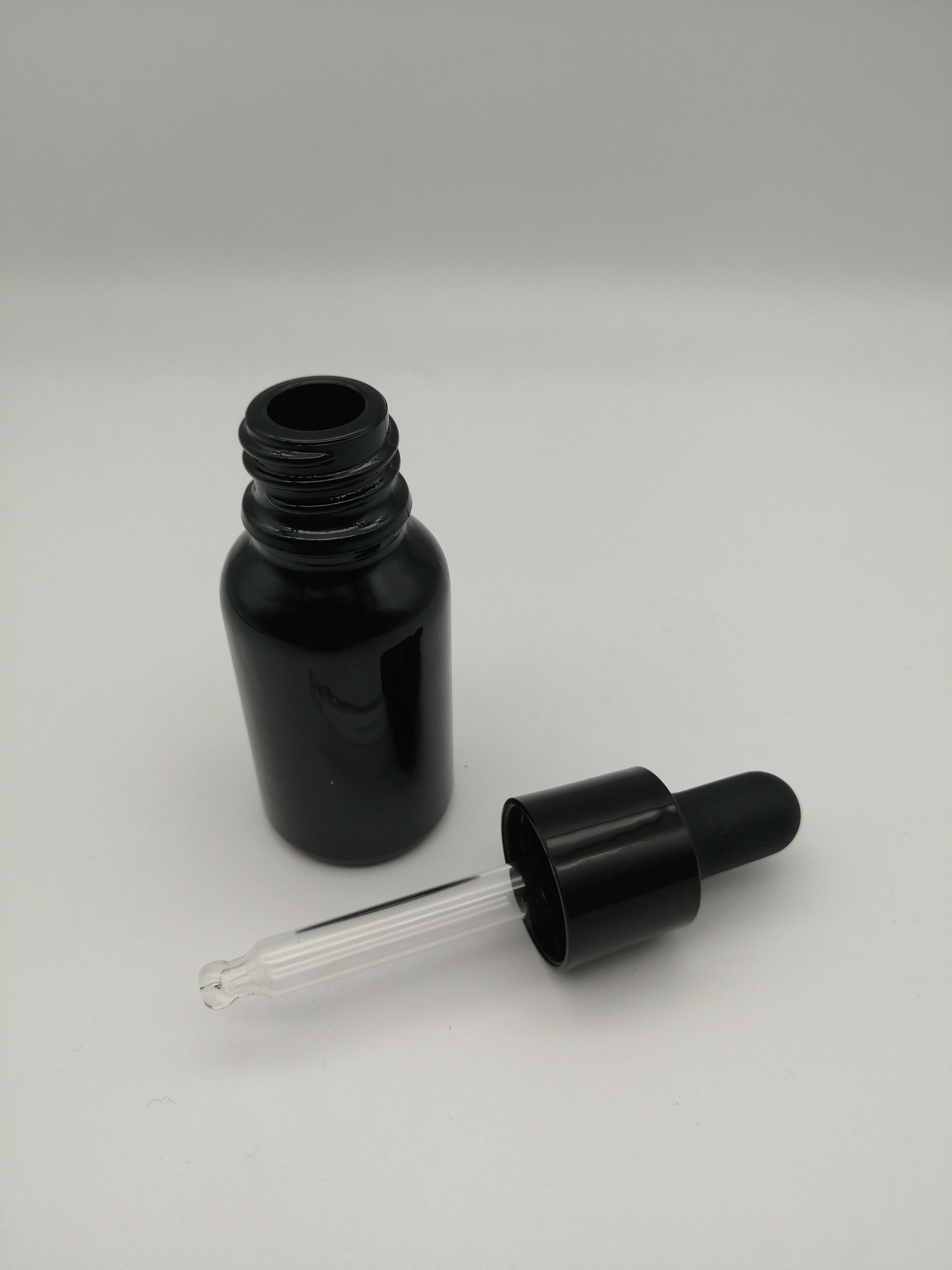 High Quality 10ml, 15ml, 20ml, 30ml, 50ml, 100ml Glossy Black Essential Oil Glass Bottle With Black Smooth Glass Dropper