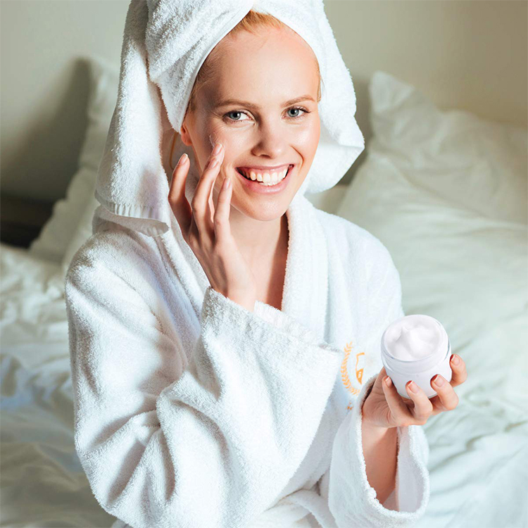 High Quality 4oz Glass Cosmetic Jars with Black Plastic Lids for Cream