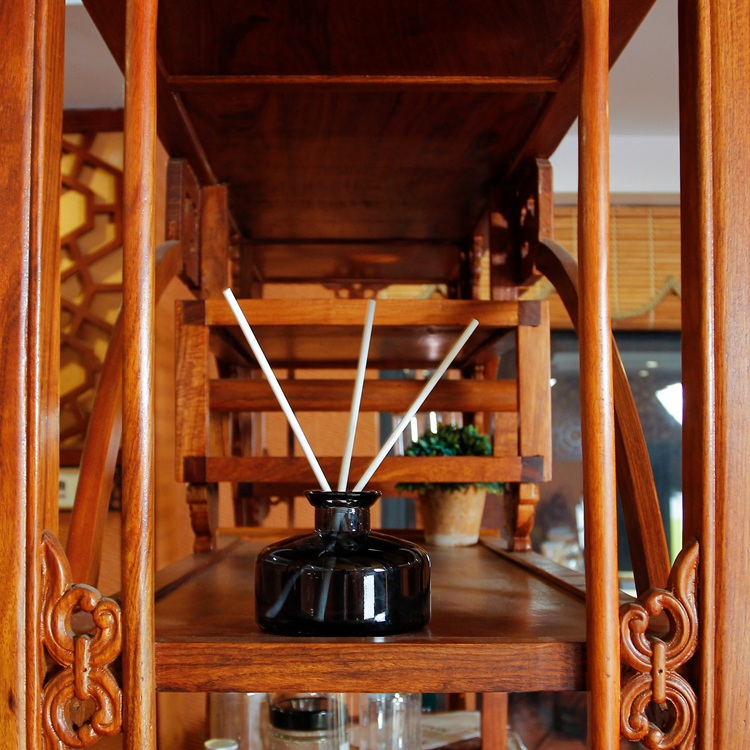 High Quality Ins Smooth Colorful Empty 50ml 100ml Round Reed Diffuser Glass Bottle Aromatherapy Oil Massagle Bottle