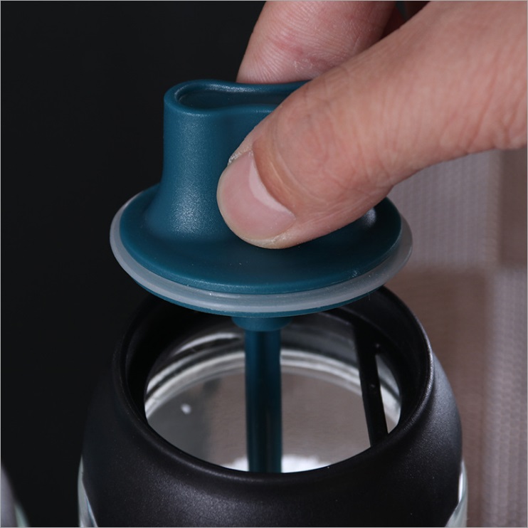 High Quality Kitchen Spice Containers Condiment Glass bottles Spice Mill Castors