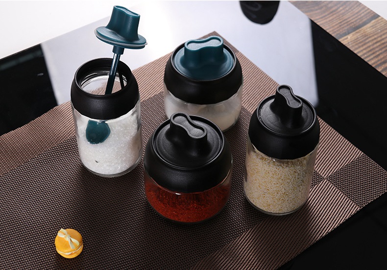 High Quality Kitchen Spice Containers Condiment Glass bottles Spice Mill Castors