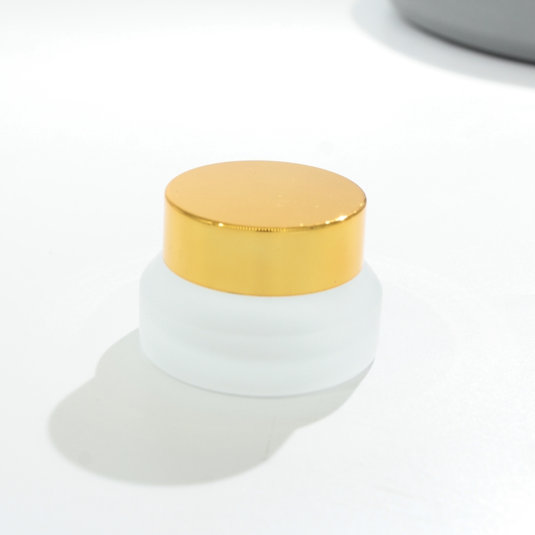 High Quantity Round Shape Small Capacity Volume Forst Glass Jars with Golden Plating Lids for Cream