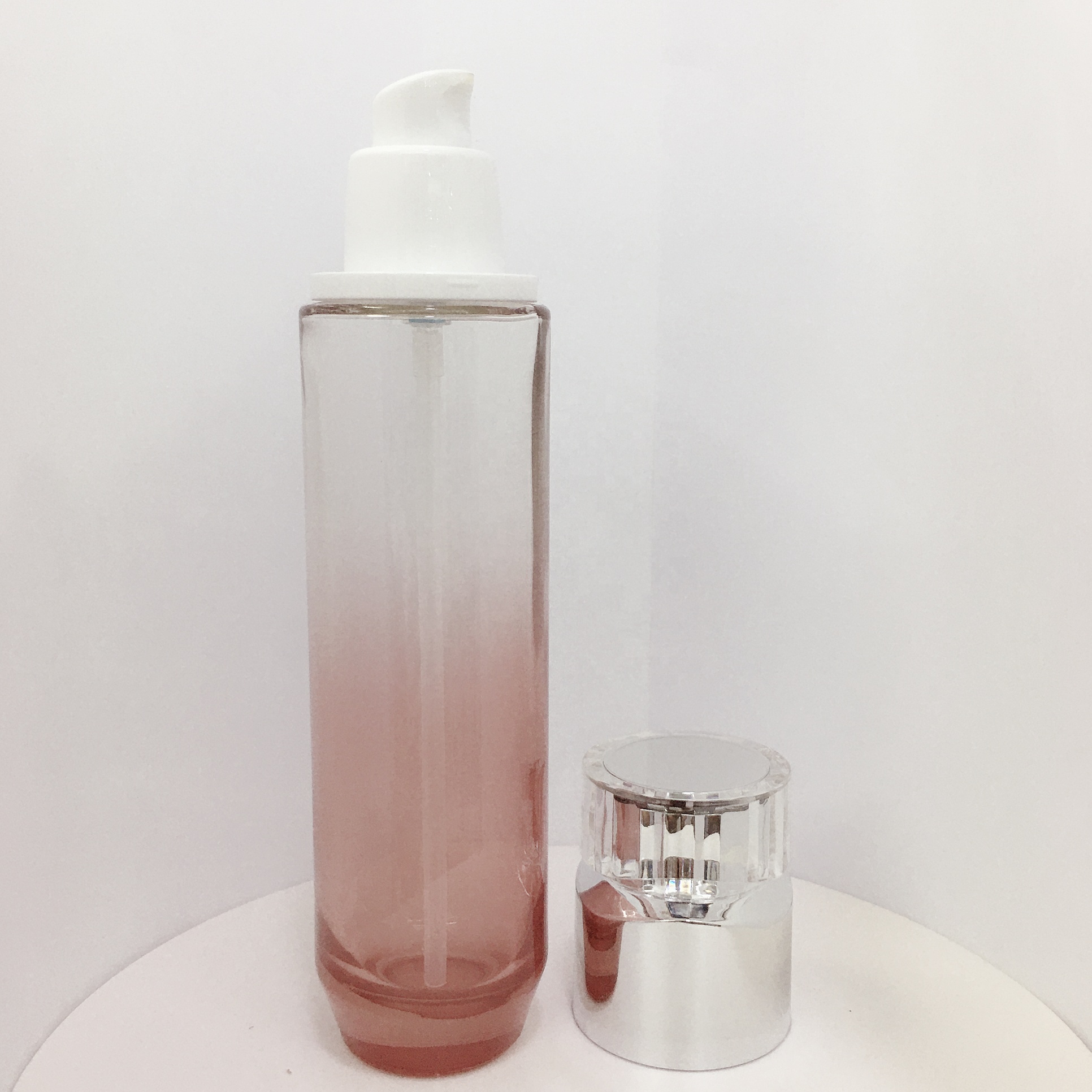 High-end cosmetics bottles new glass bottles can be customized colors.