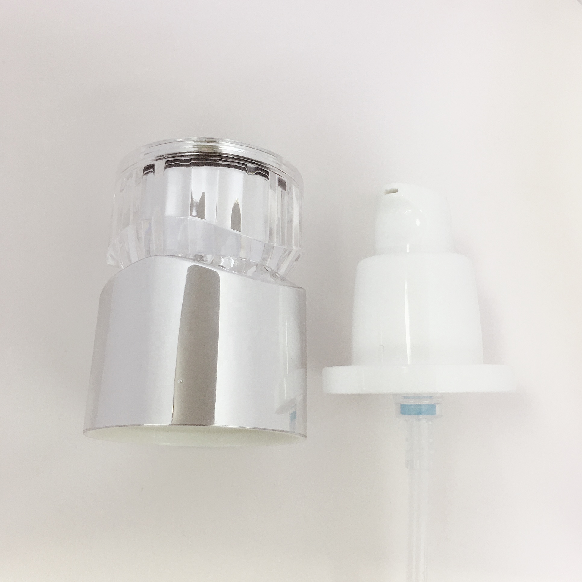 High-end cosmetics bottles new glass bottles can be customized colors.