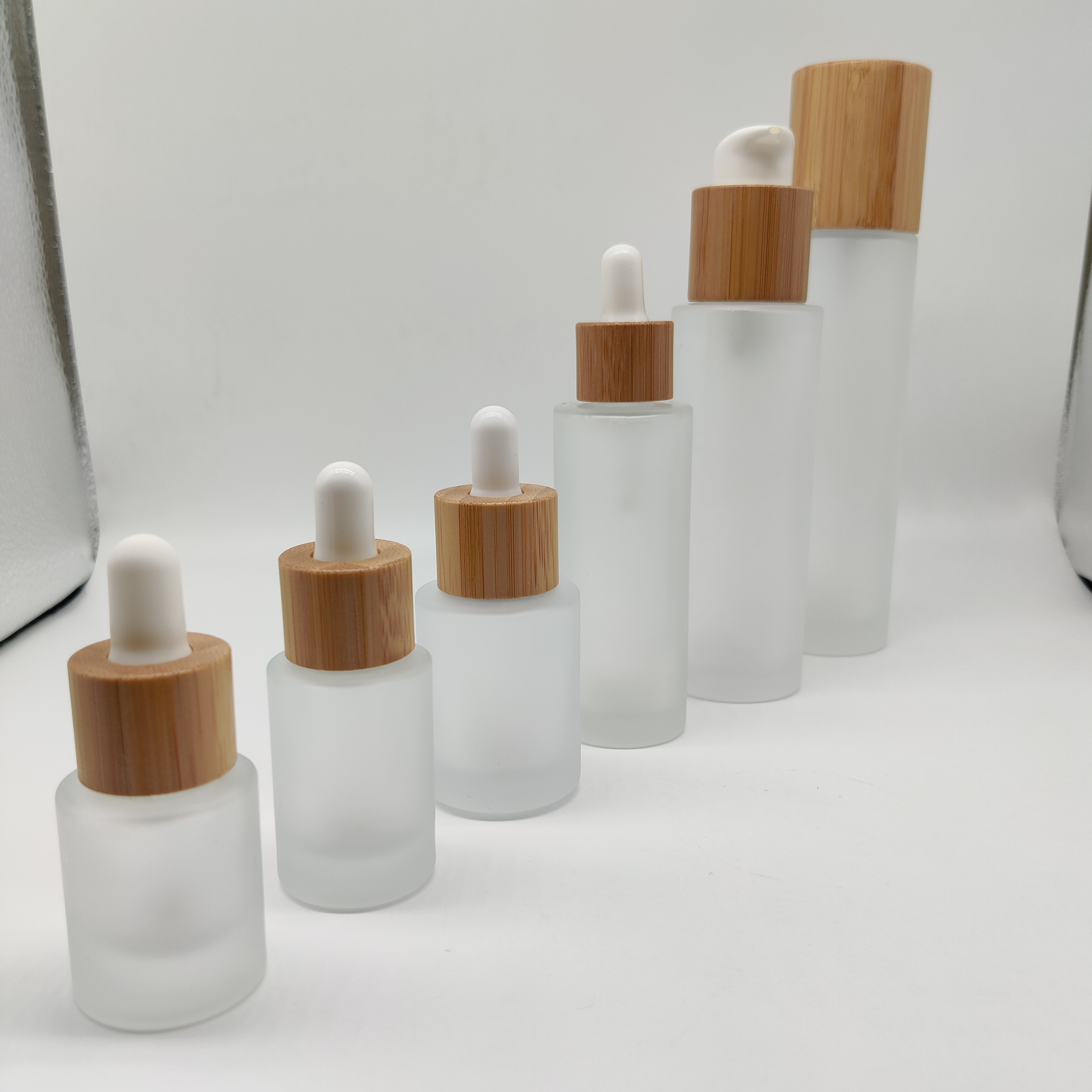 High quality 1 oz 1/2 oz 1 fl oz 2 oz 4 oz bamboo pump/dropper empty frosted round glass bottles for cosmetics