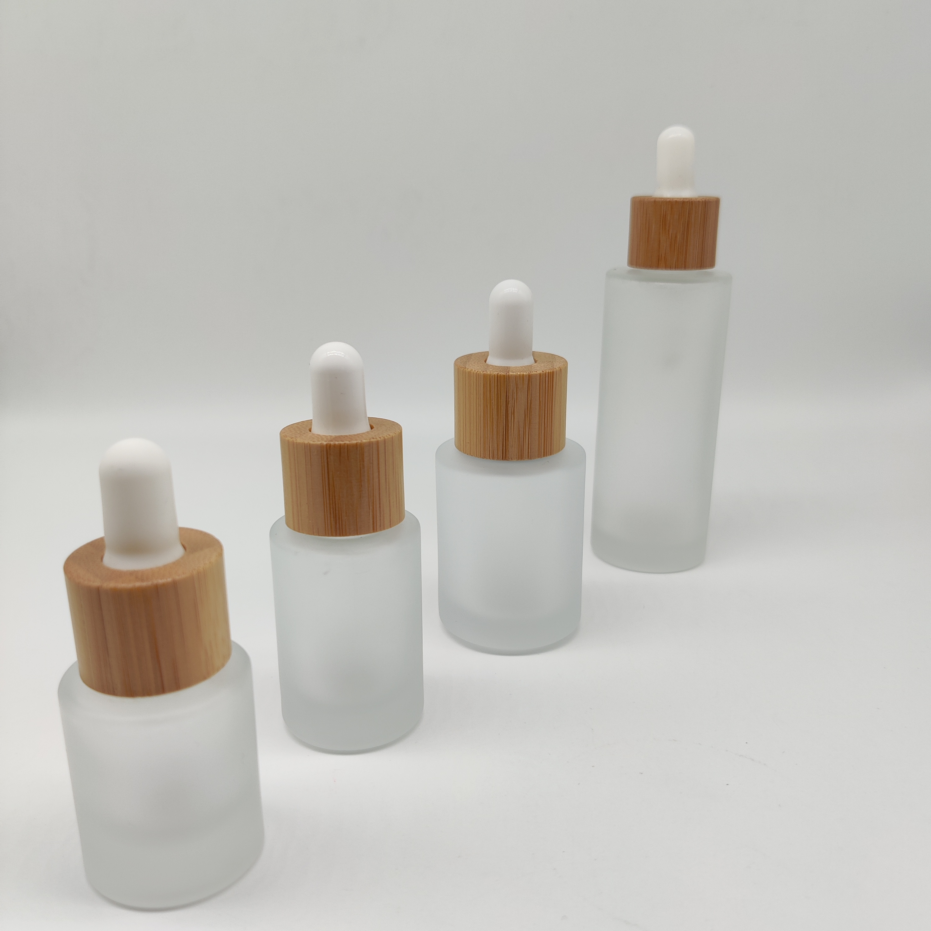 High quality 1 oz 1/2 oz 1 fl oz 2 oz 4 oz bamboo pump/dropper empty frosted round glass bottles for cosmetics
