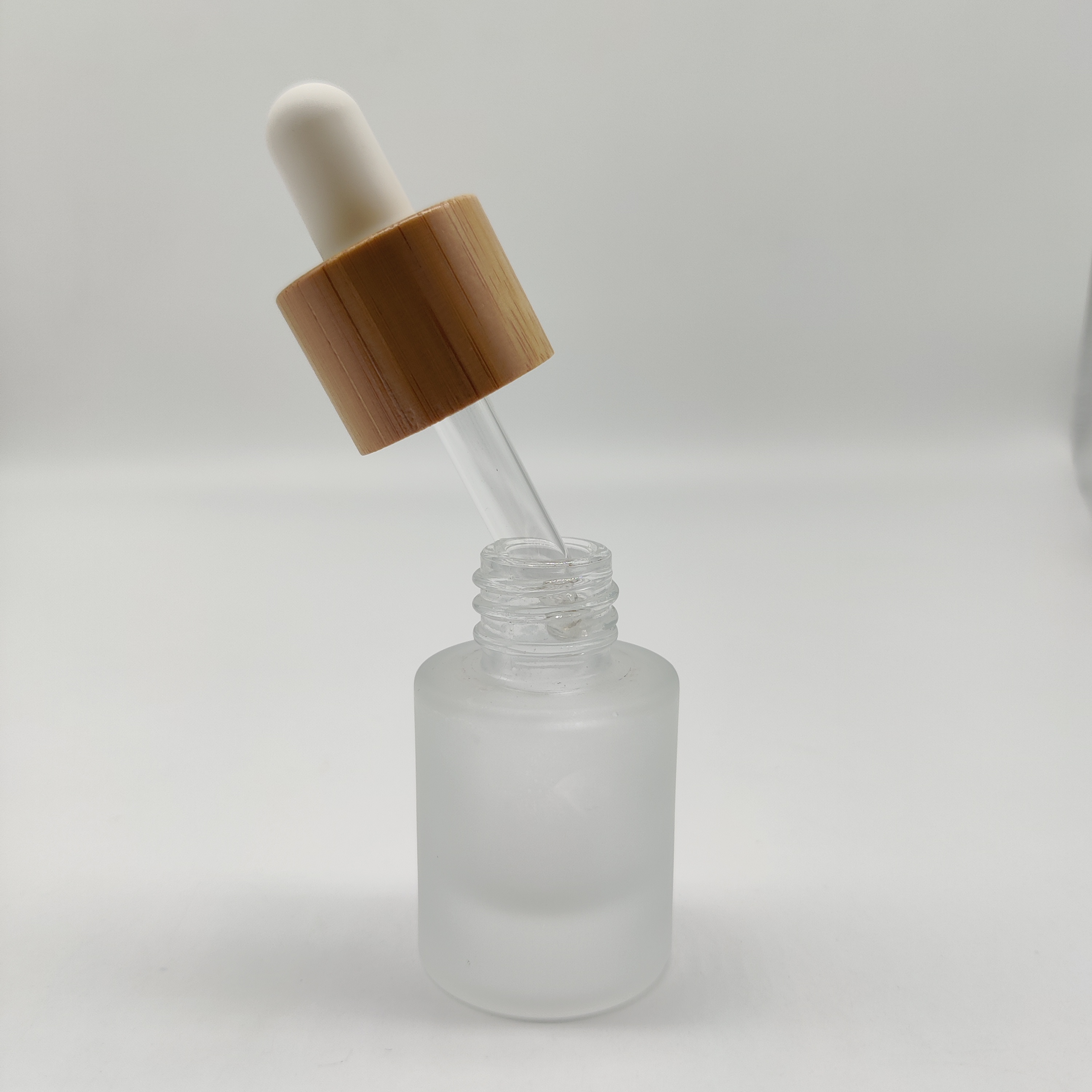 High quality 1 oz 1/2 oz 1 fl oz 2 oz 4 oz bamboo pump/dropper empty frosted round glass bottles for cosmetics