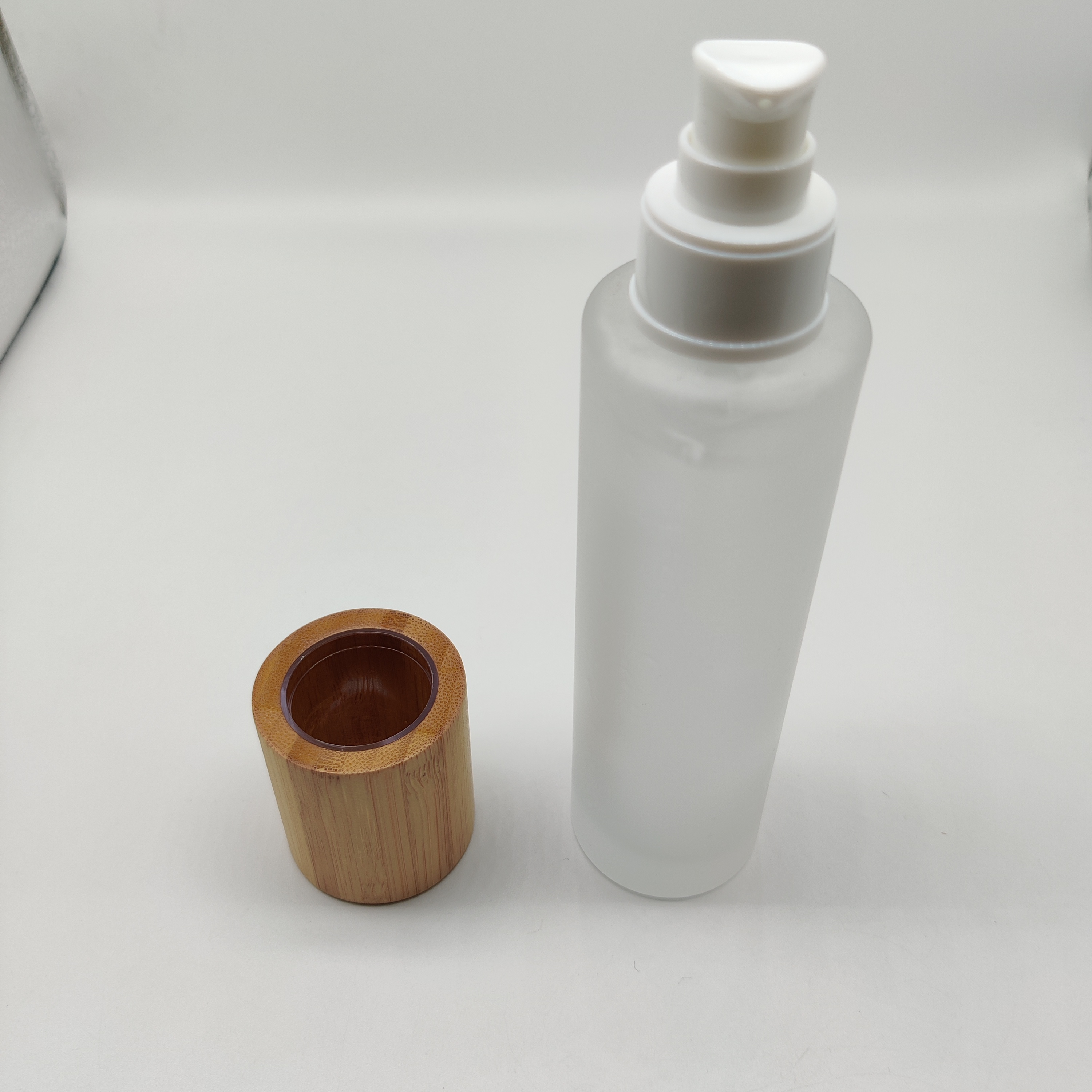 High quality 1 oz 1/2 oz 1 fl oz 2 oz 4 oz bamboo pump/dropper empty frosted round glass bottles for cosmetics