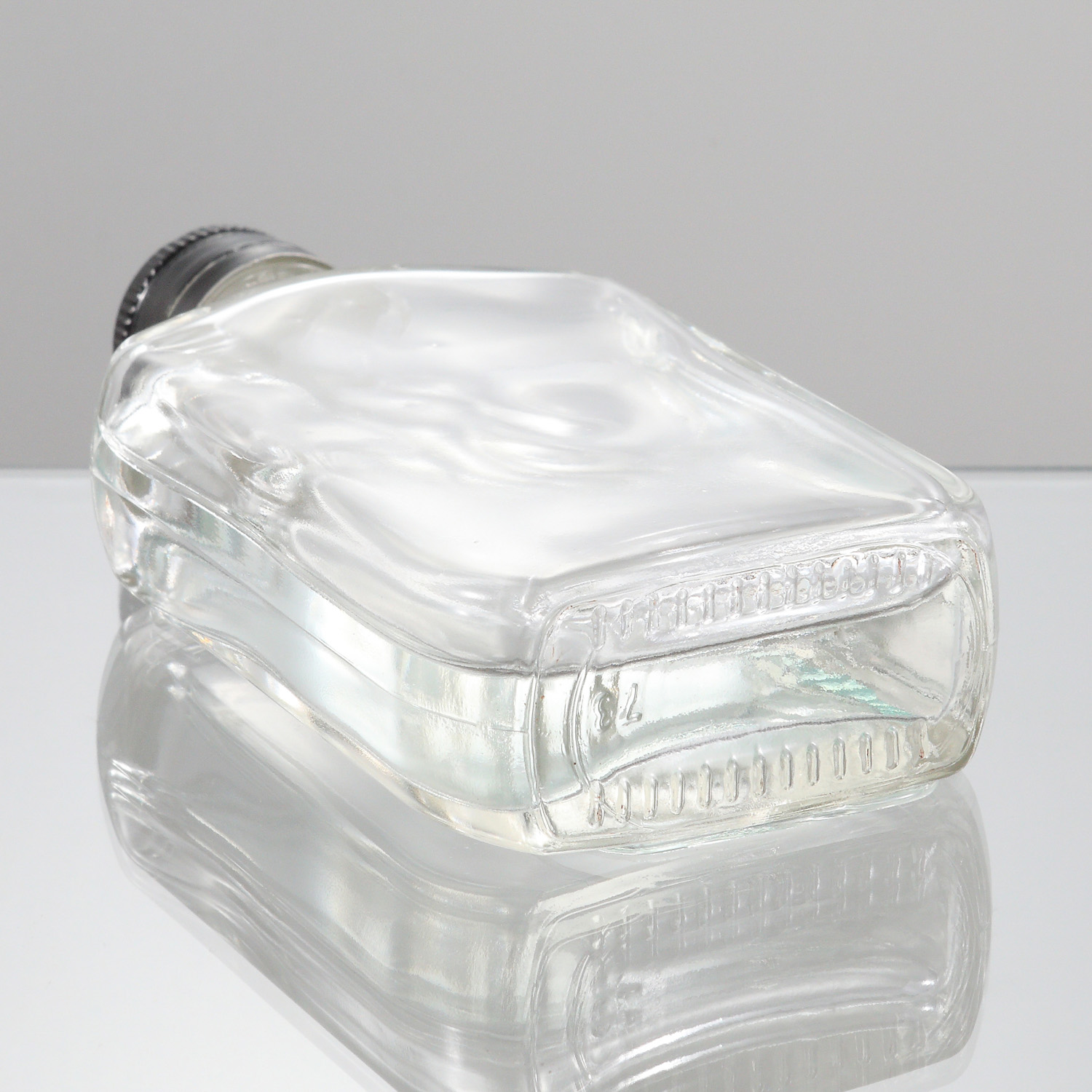 Hot Sale Clear Flat Metal Cap Customize Small Wine Glass Bottle Factory