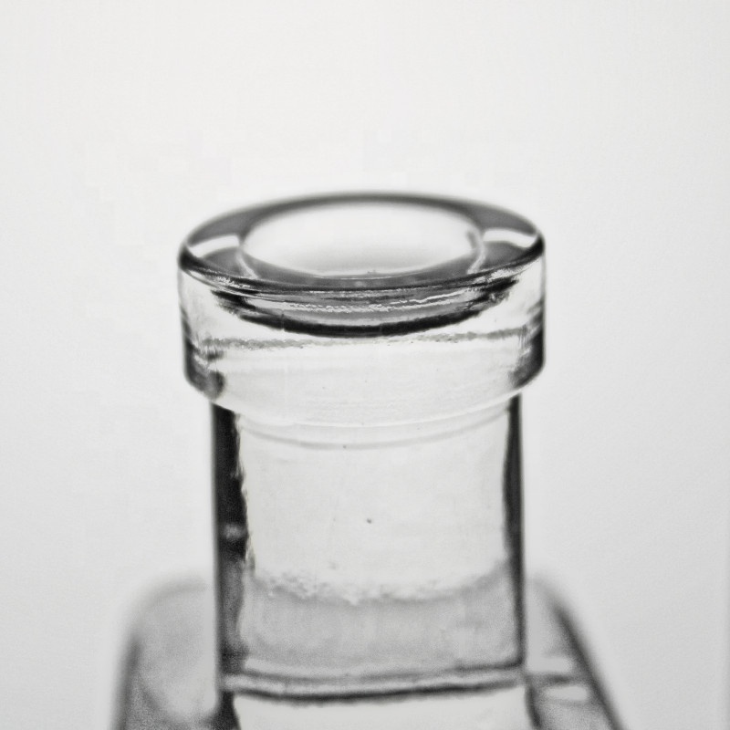 Hot Sale Fashion Square Rectangular Ultra White Spirits Vodka 750ml Liquor 70cl 700ml Glass 500ml Gin Bottles