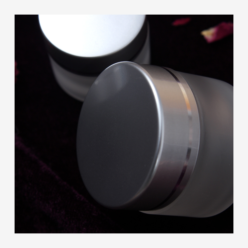 Hot Sale Round Shaped Cosmetic White Frosted Glass Cream Jar with Silver Color Matte Lid