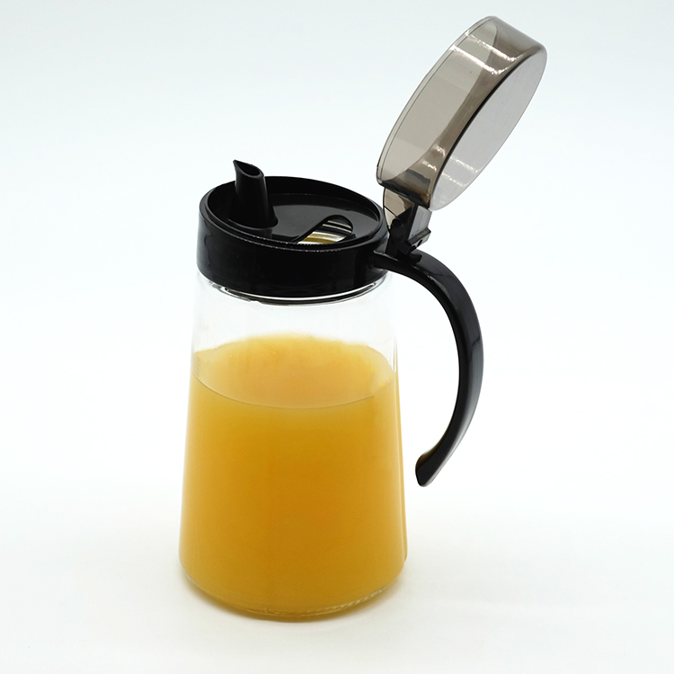 Hot Sales 650ml Glass Oil Dispenser Vinegar Glass Jar with Plastic Spout Juice Drinks Jar Dispenser with Black Handle
