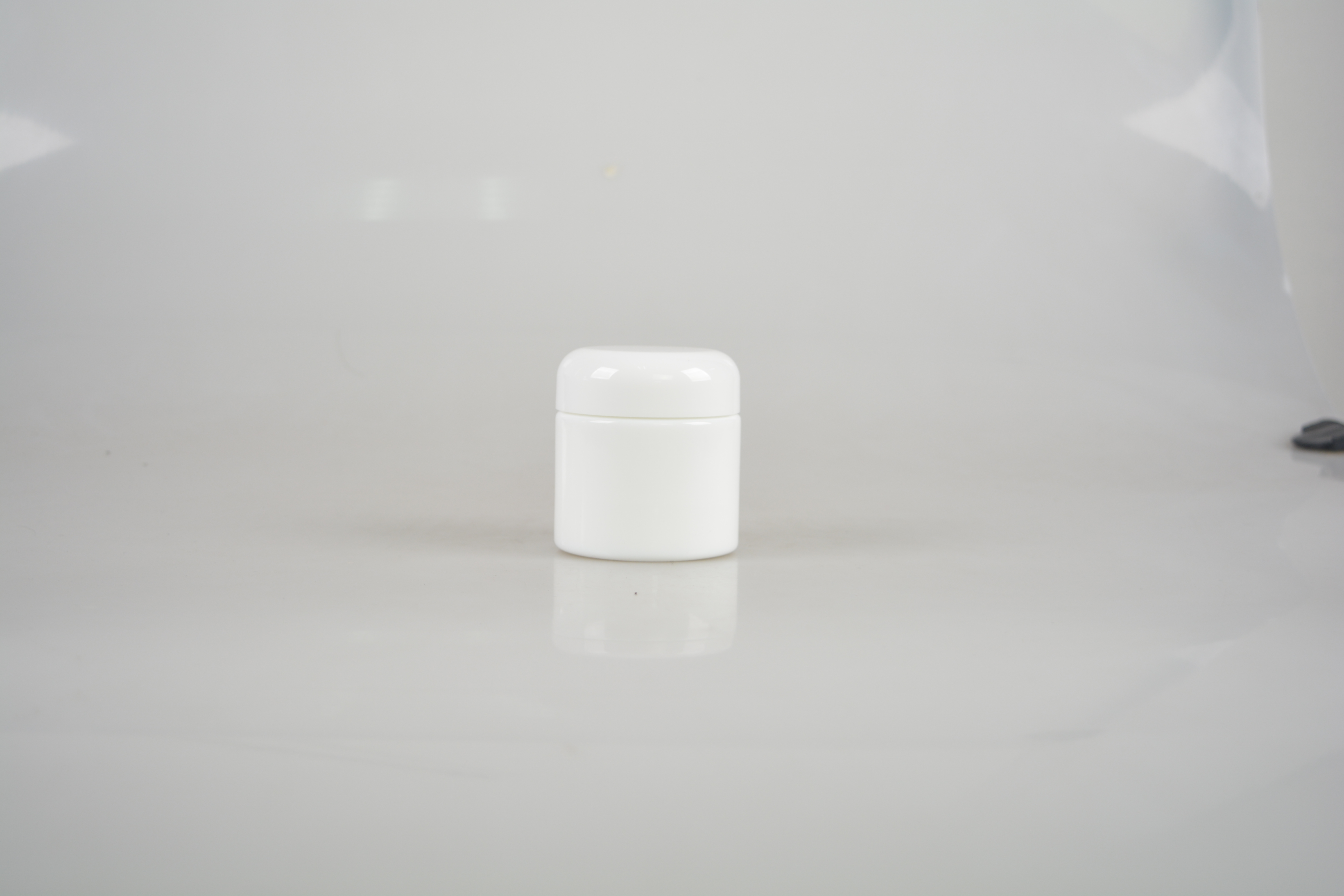Hot cake demo shape lid cosmetic packaging for white glass jars