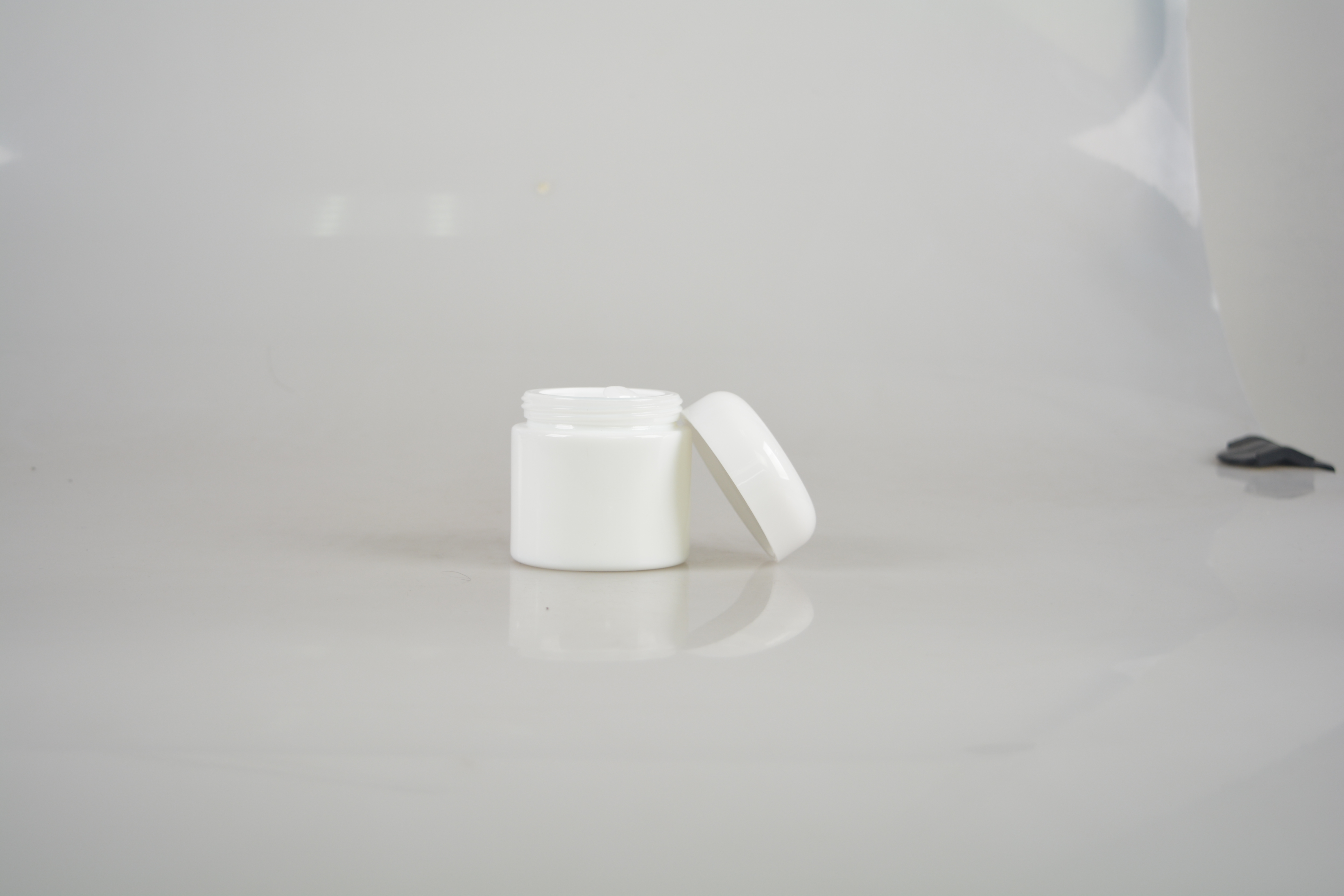 Hot cake demo shape lid cosmetic packaging for white glass jars