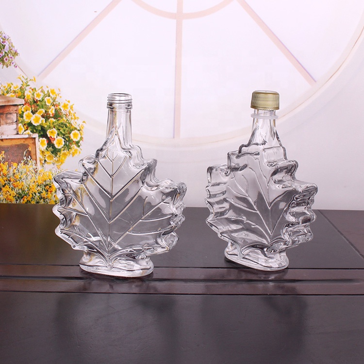 Hot sale 100ml maple leaf shape glass wine bottle with screw top lid