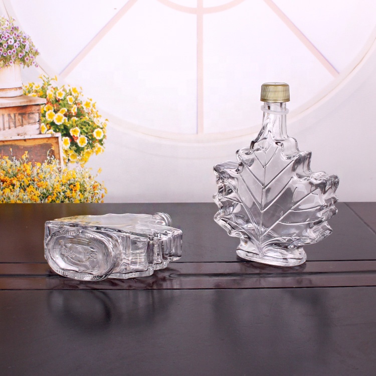 Hot sale 100ml maple leaf shape glass wine bottle with screw top lid