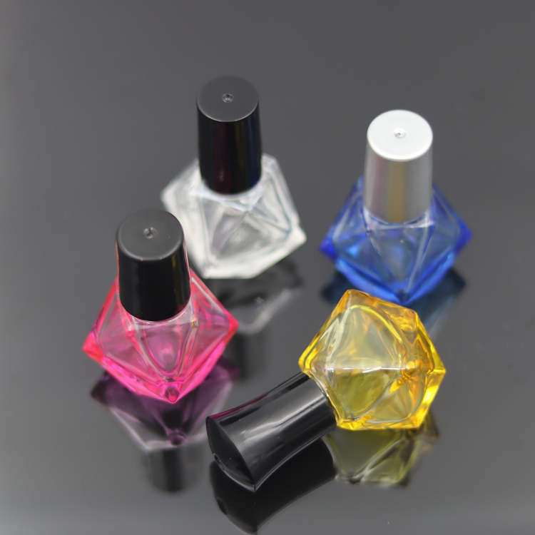 Hot sale Yellow Gradient 8ml Diamond Shape Hanging Car Perfume Glass Bottle With Triangle Wooden Cap