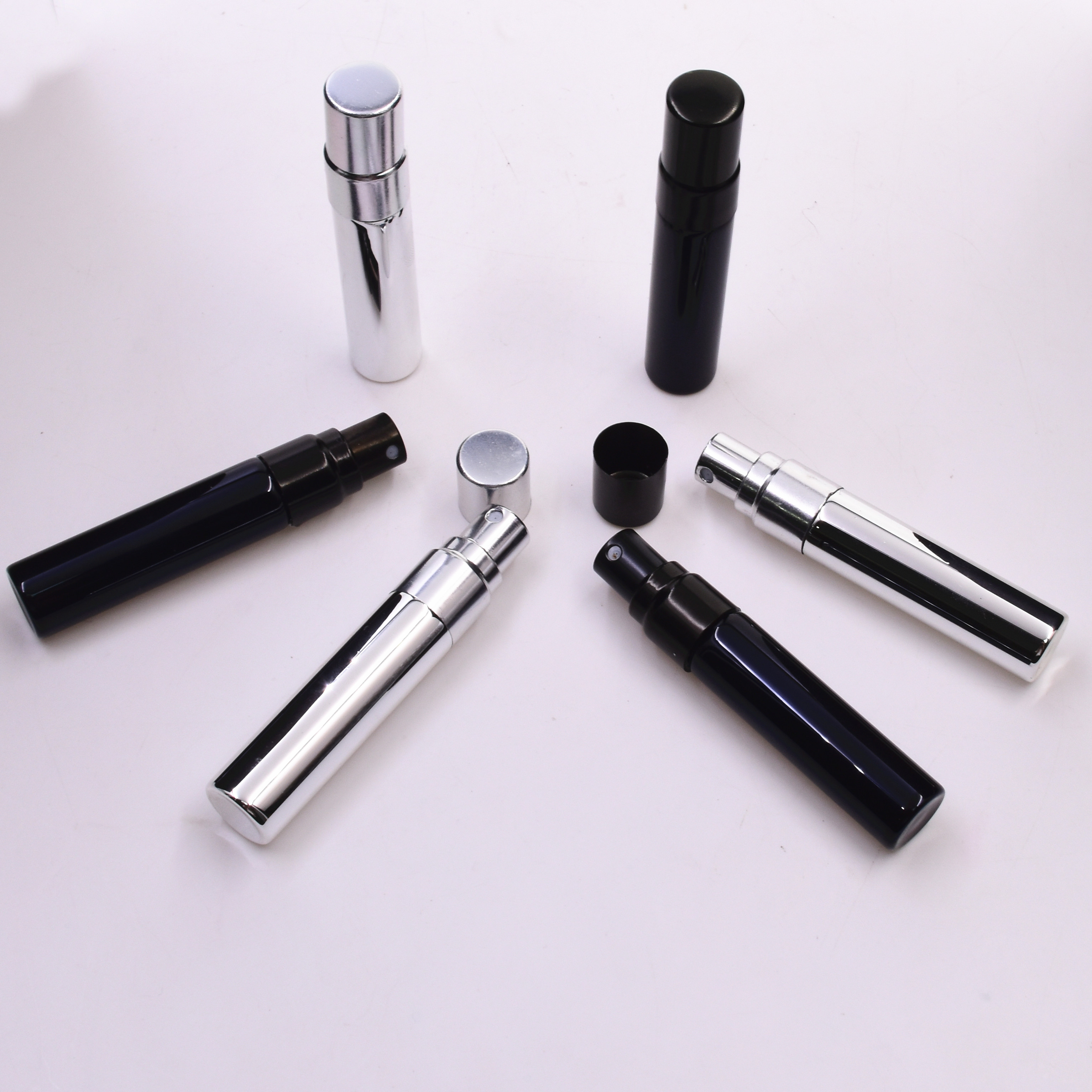 Hot sale mini travel pack 5 ml black round perfume sample separate cosmetics into small glass bottles with spray