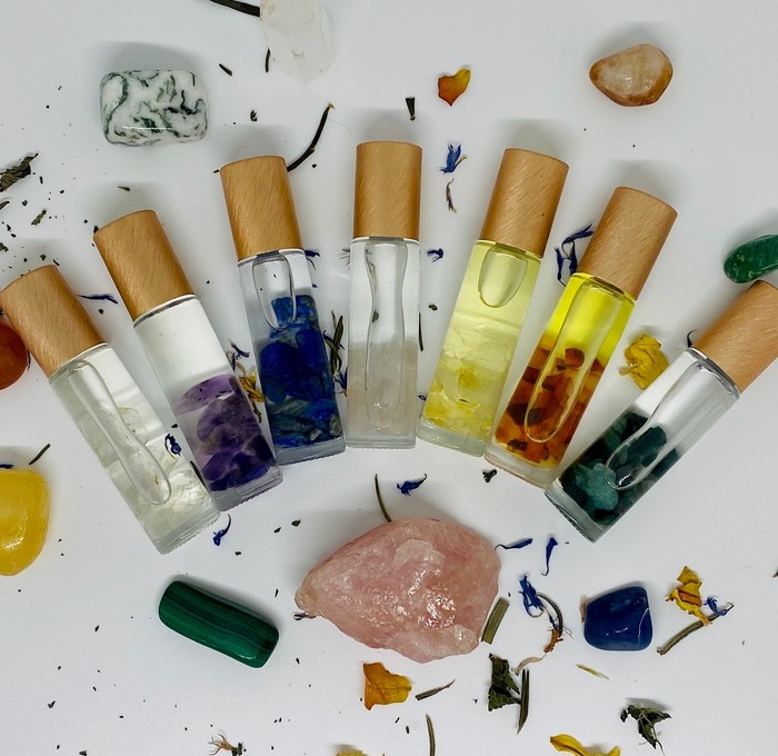Hot selling 2020 gemstone and crystal essential oil rollber bottles with shinny gold lid