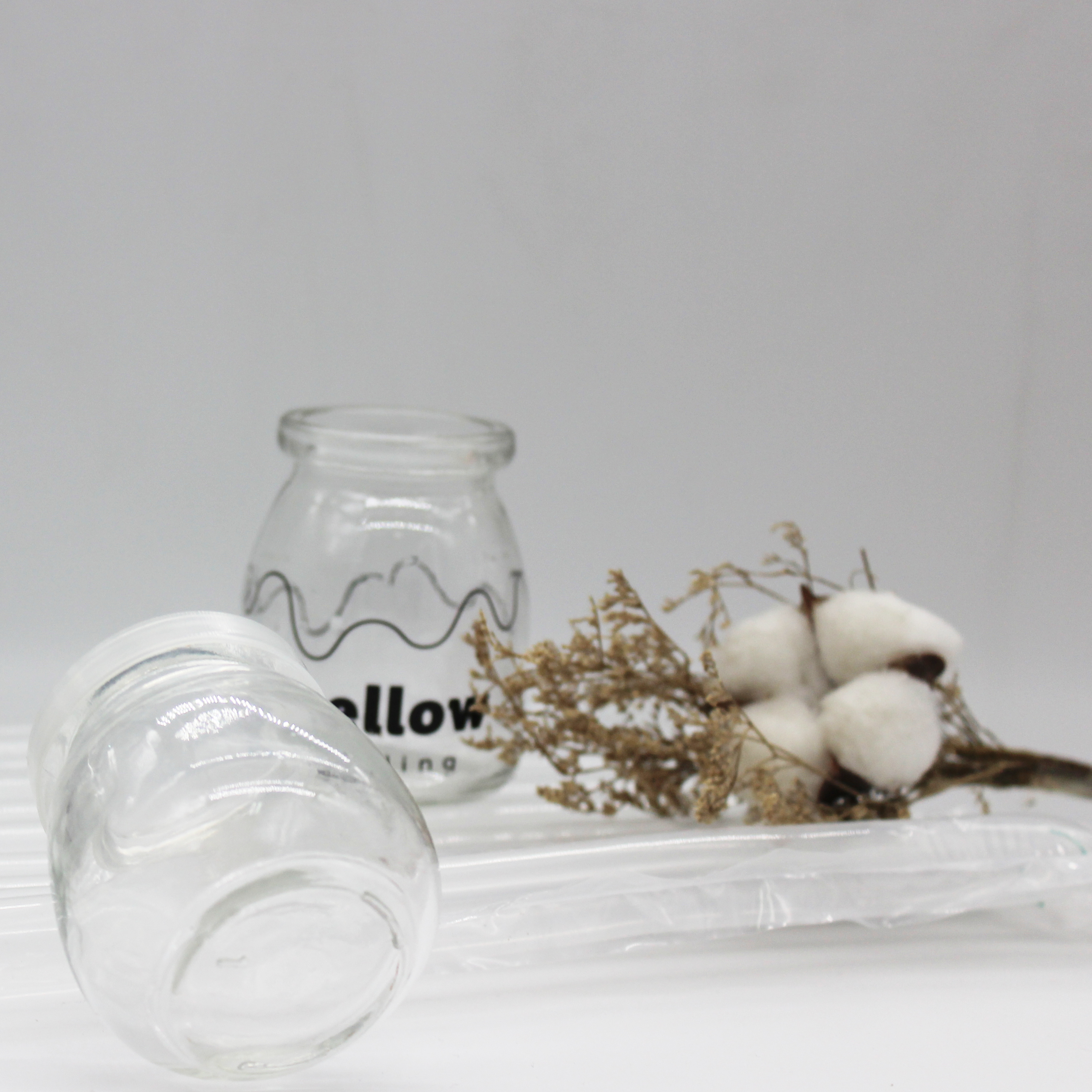 Hot selling fancy 100ml Mini milk tea containers wholesale glass bottles with cork lid pudding yogurt candy jars