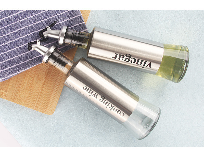 Hot selling home kitchen glass oil pot bottle stainless steel Castor leak-proof soy sauce bottle