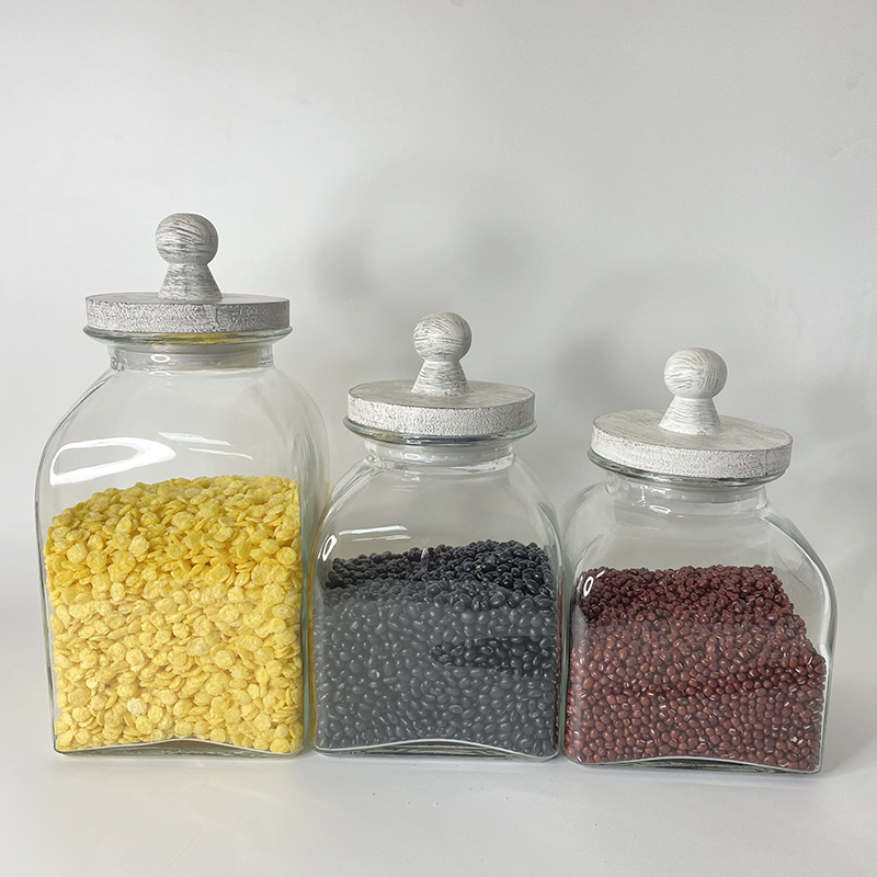 Household transparent glass sealed cans, tea storage tanks miscellaneous grains storage cans with lids.