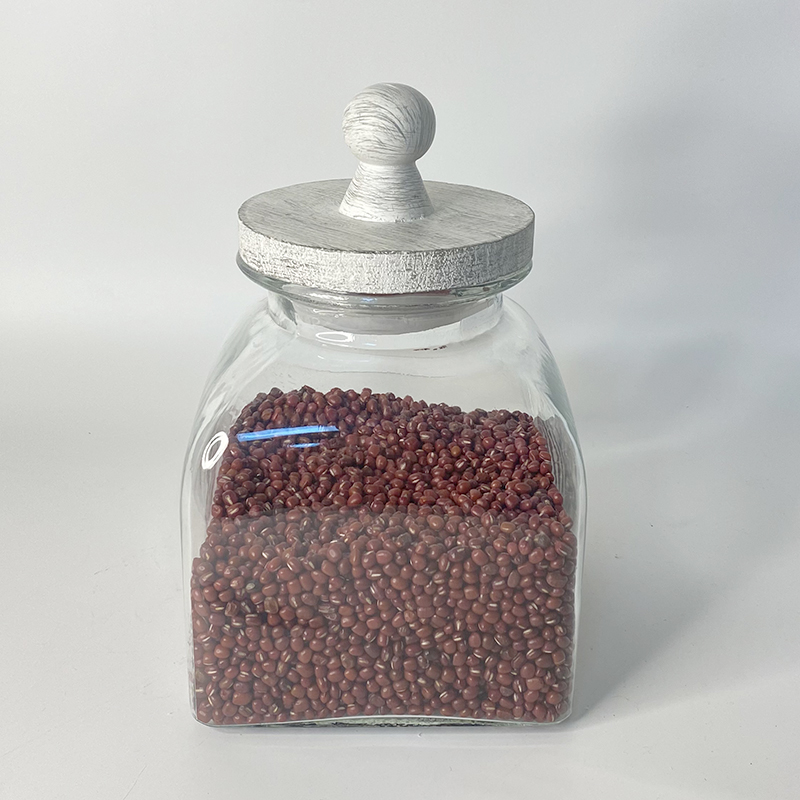 Household transparent glass sealed cans, tea storage tanks miscellaneous grains storage cans with lids.
