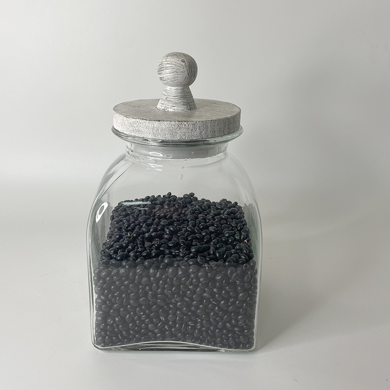 Household transparent glass sealed cans, tea storage tanks miscellaneous grains storage cans with lids.