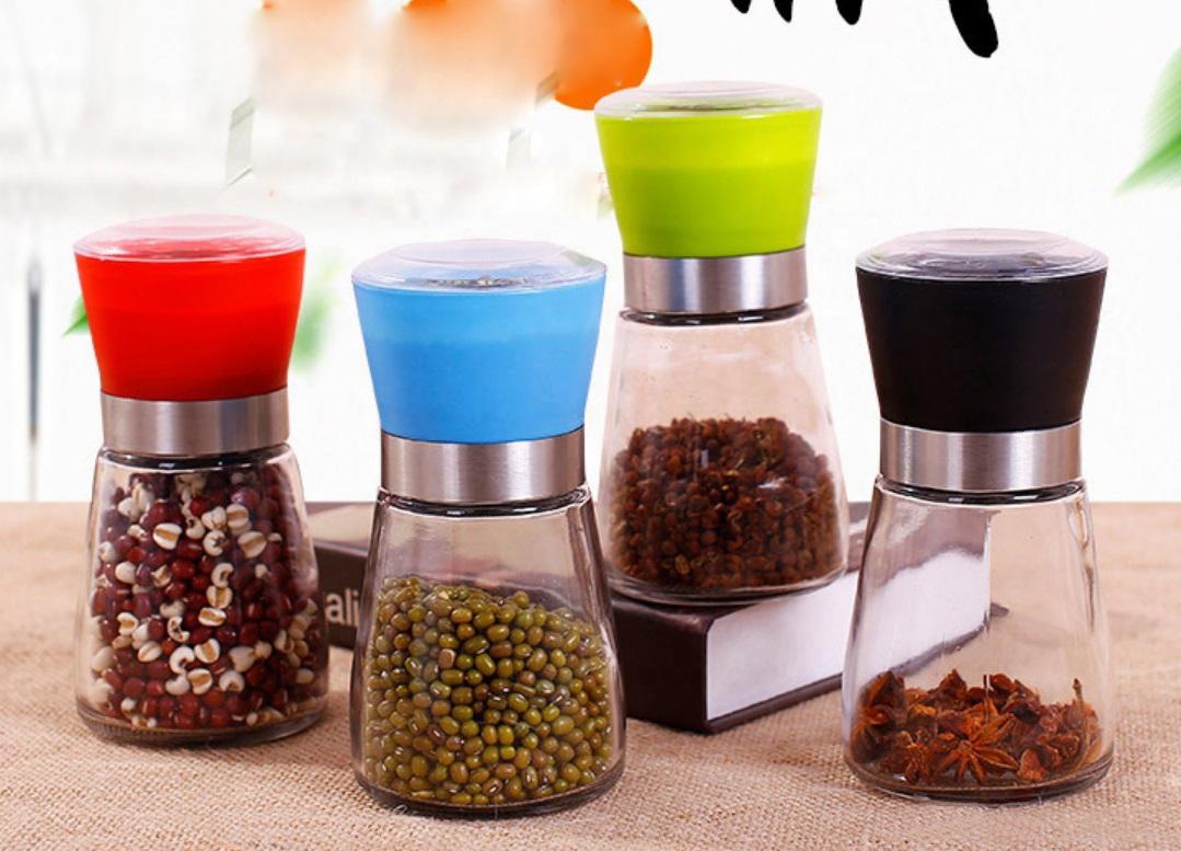 Kitchen use glass spice jars salt and pepper shakers grinder set
