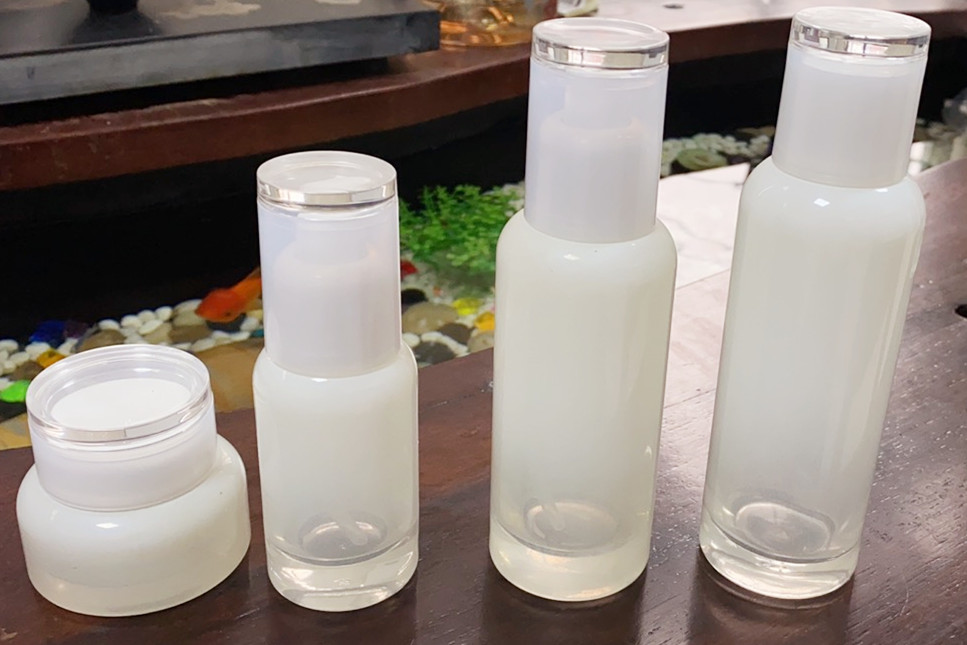 Luxury Customised Heavy Weight Skincare Bottles Set Cosmetic Packaging Bottles Empty Lotion Pump Bottles Cream Jar Set