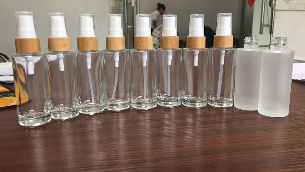 Luxury cosmetic packaging 30ml 50ml 100ml 120ml 150ml clear frosted glass spray bottle with bamboo lid